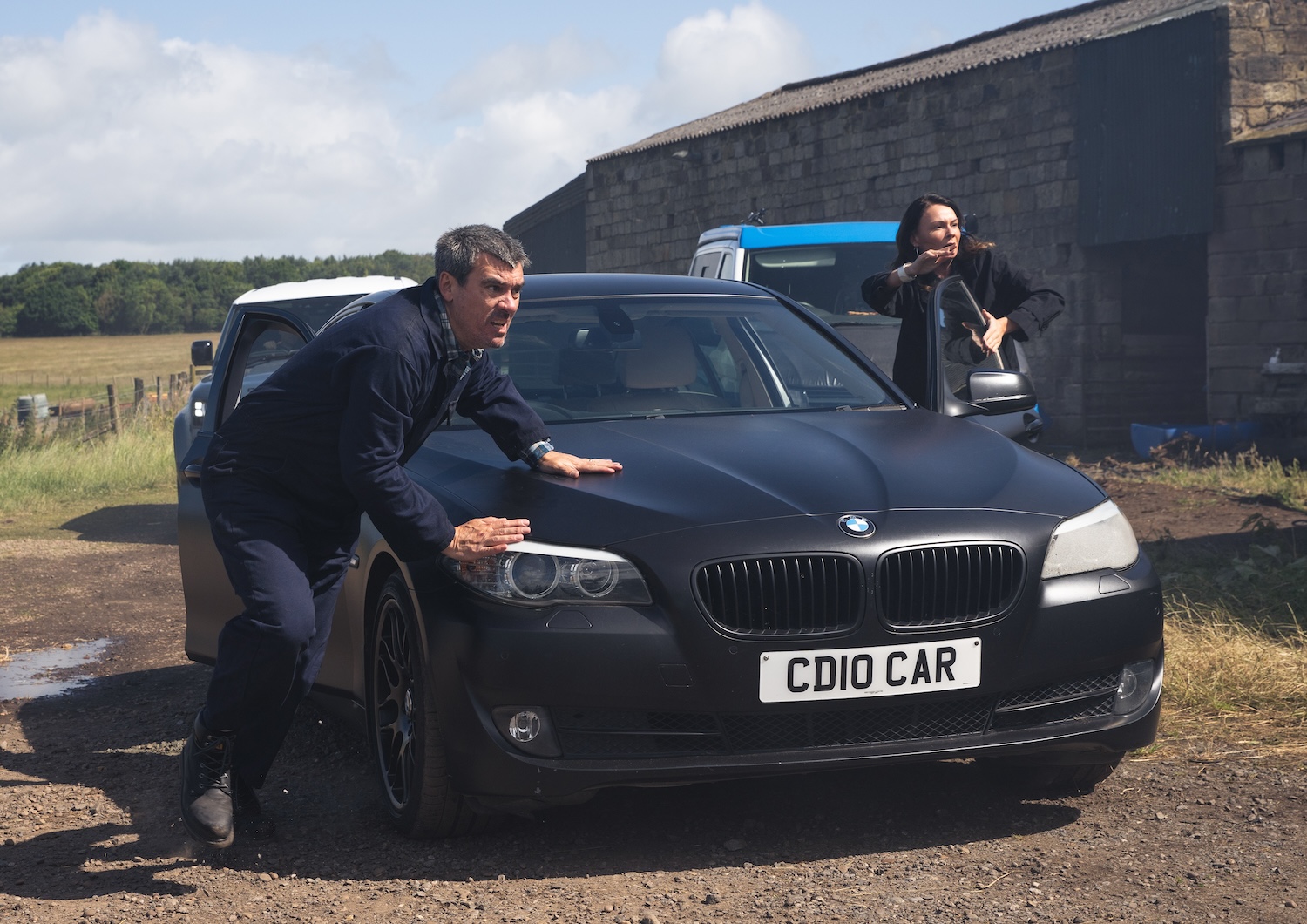 Emmerdale's Cain and Chas rush out of a car