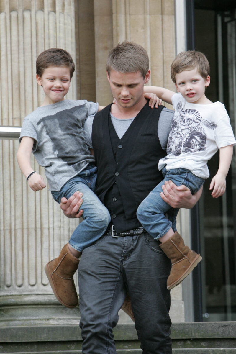 Jeff Brazier carrying sons Bobby and Freddie when they were youngsters