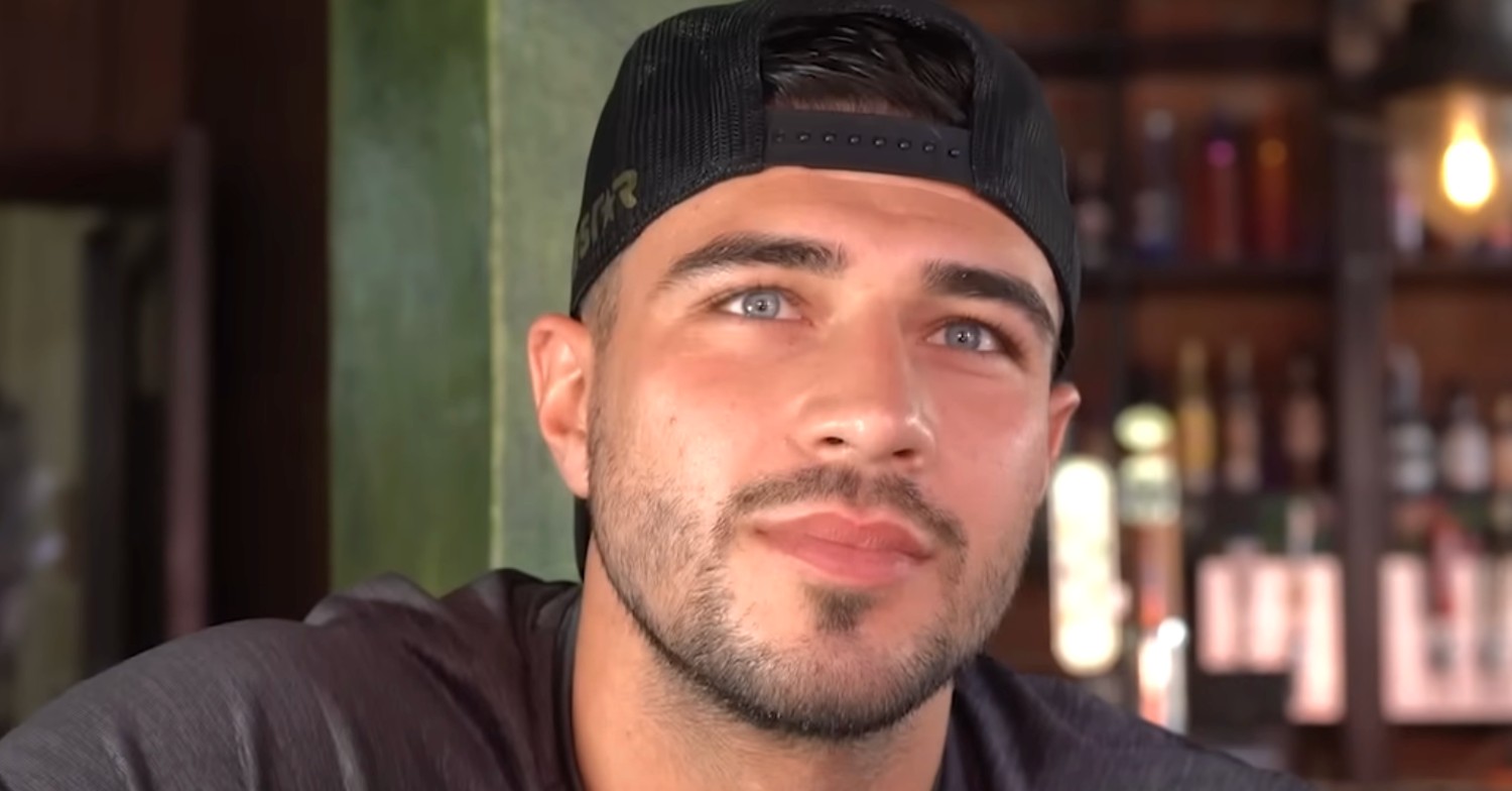 Tommy Fury wearing a backwards cap on Youtube