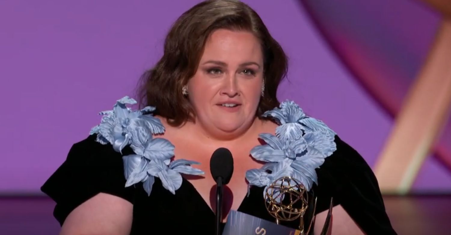 Jessica Gunning accepting her Emmy award