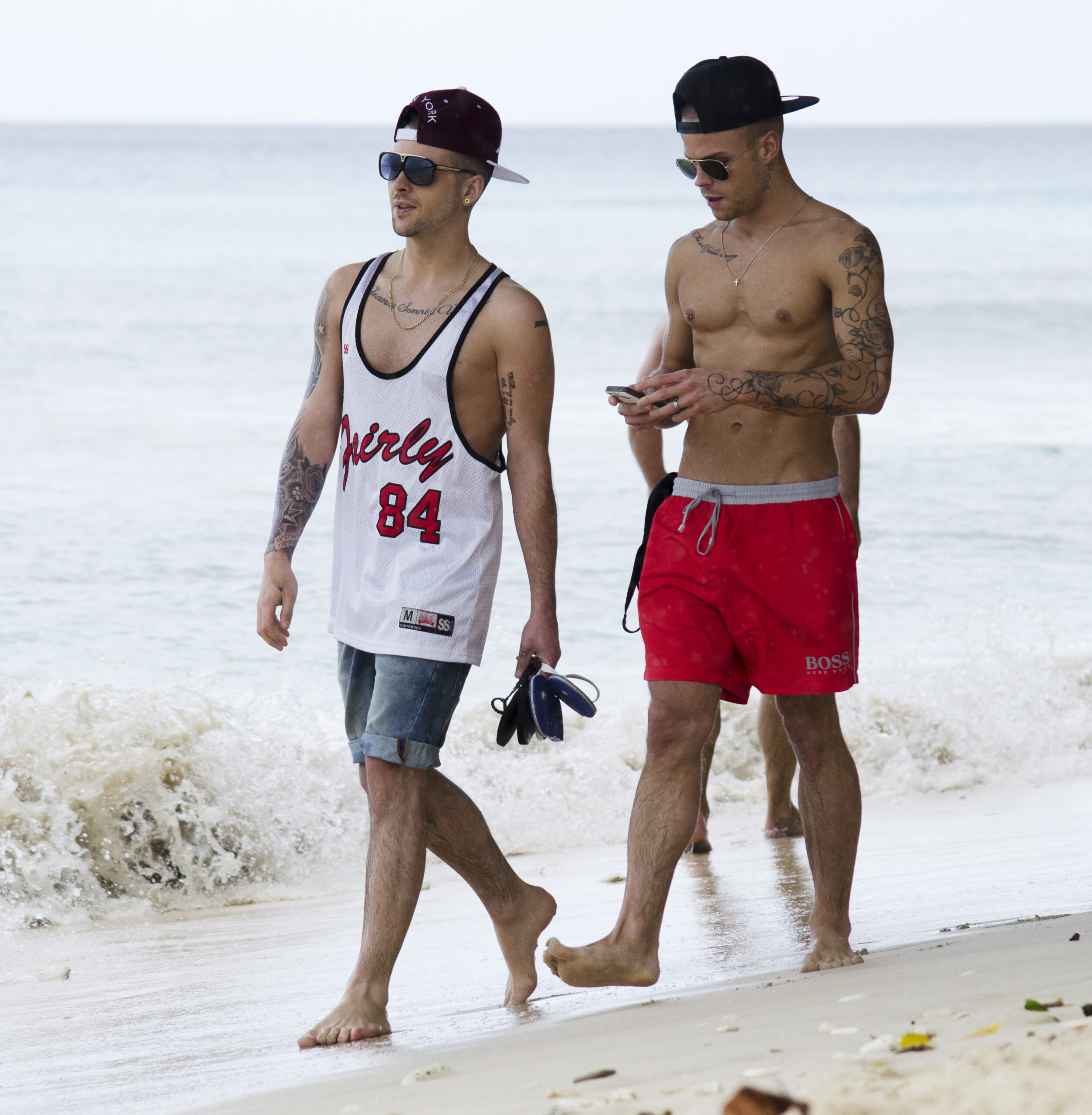 Jaymi Hensley and Olly Marmon walking on the beach