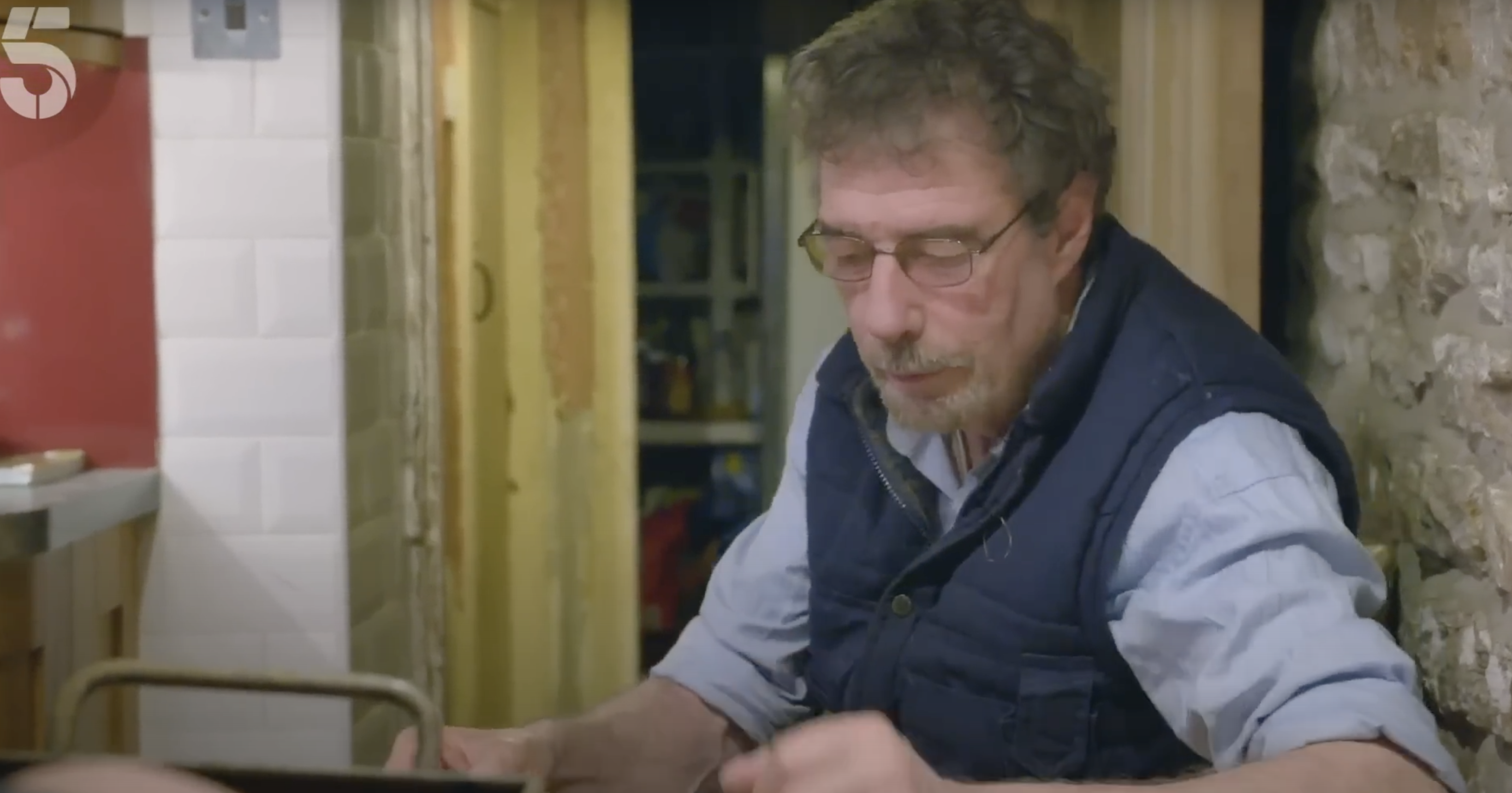 Clive Owen revealed that the media scrutiny left Amanda broken