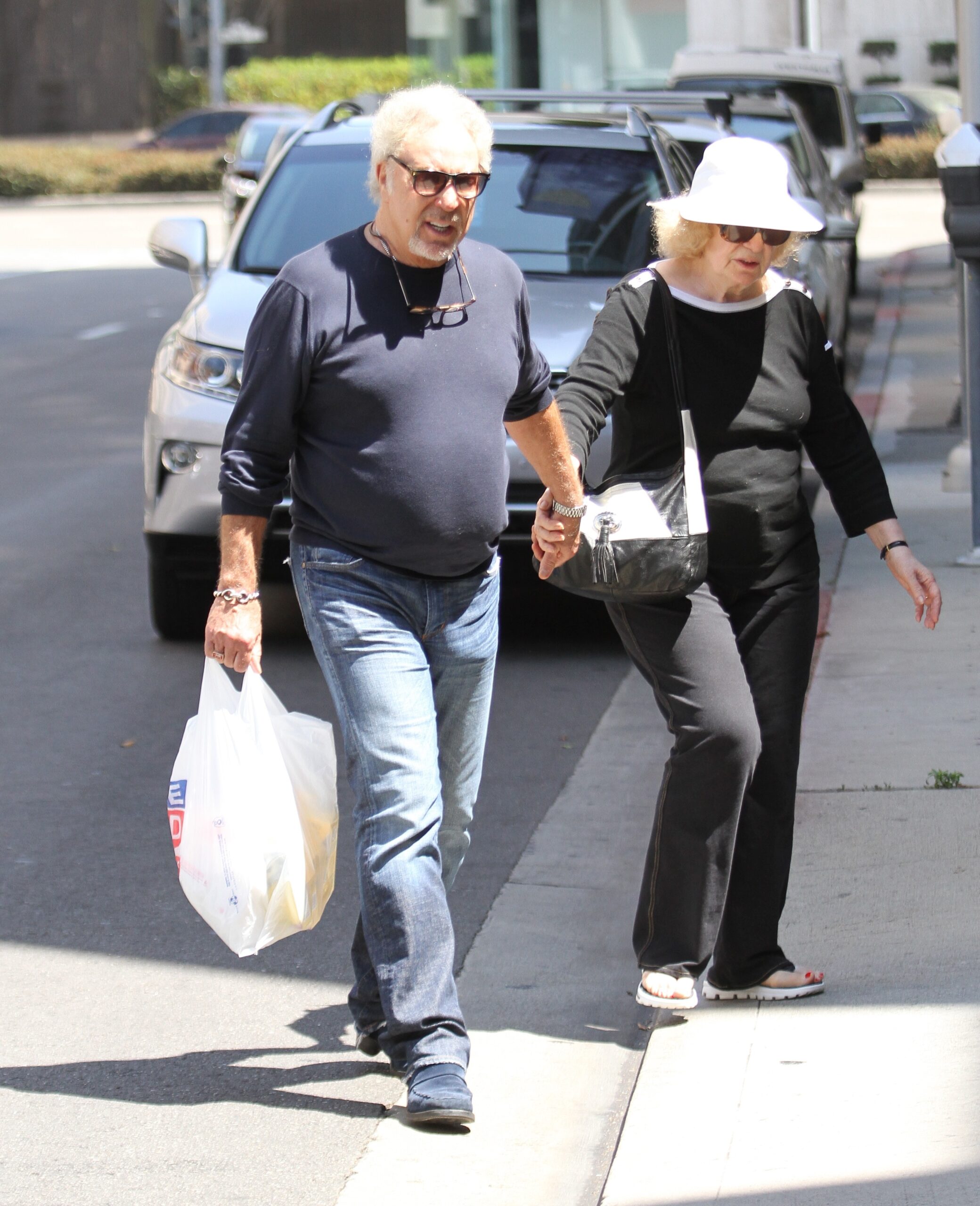Tom Jones holding wife Linda's hand