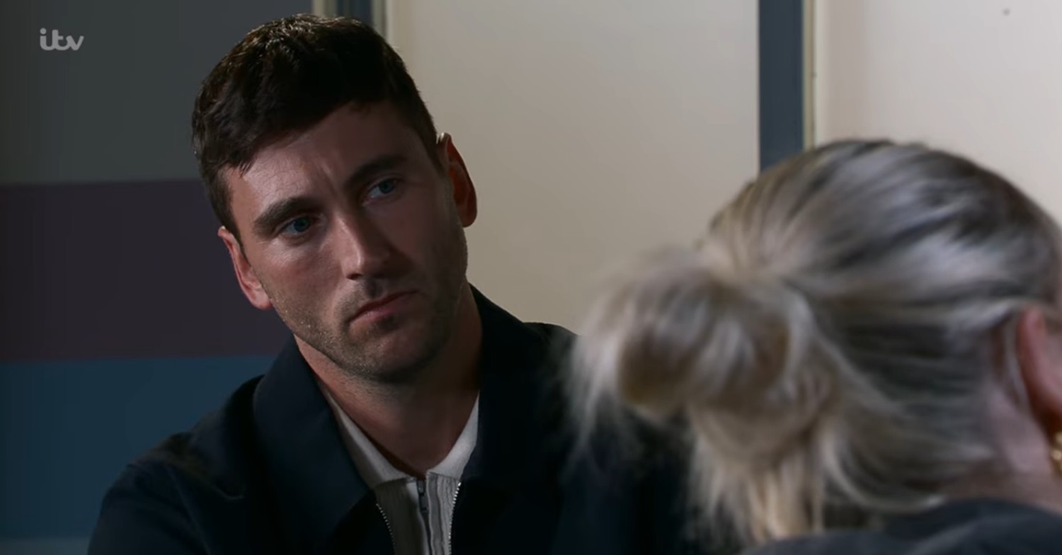 Kit looks suspicious on Corrie