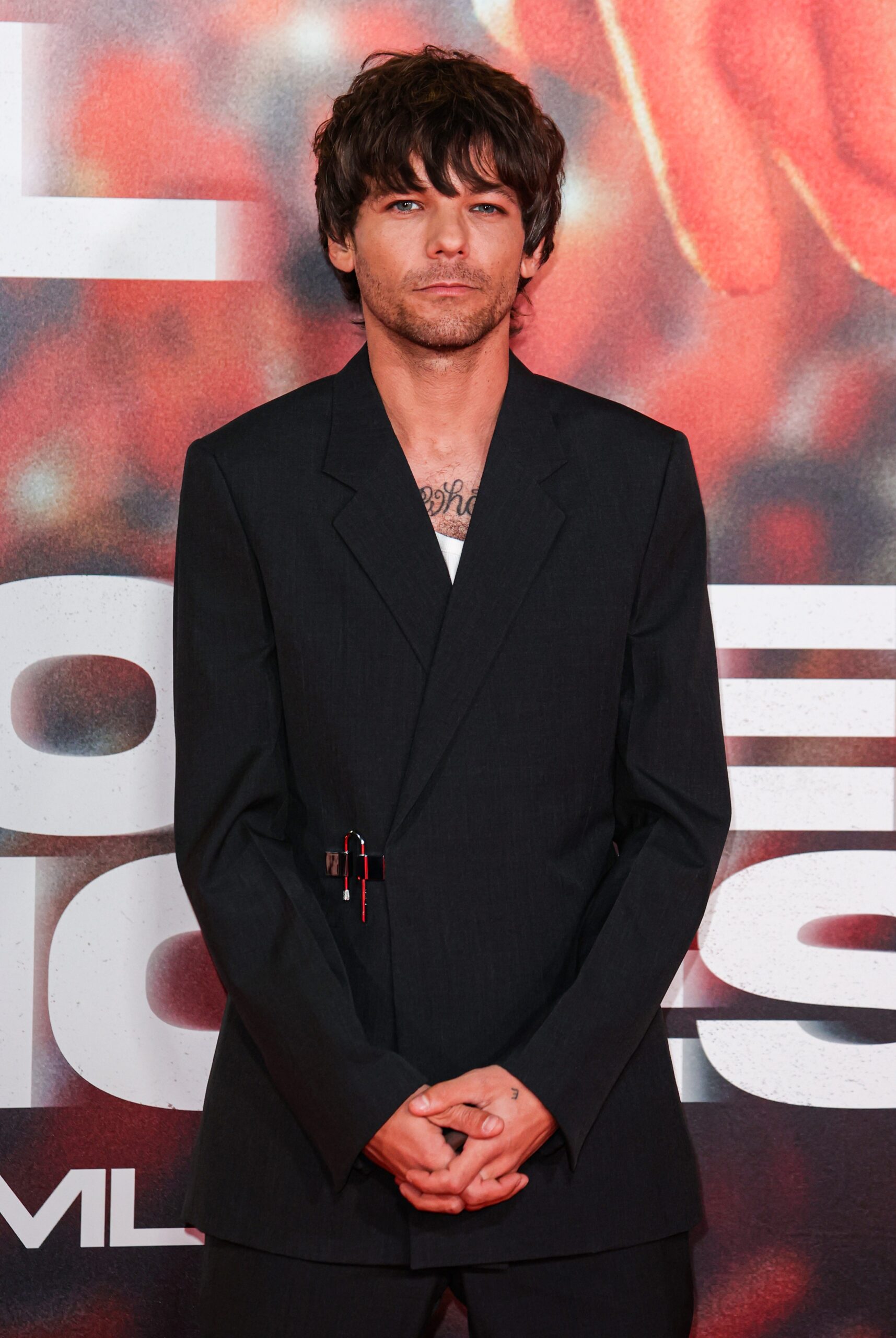 Louis Tomlinson posing at event