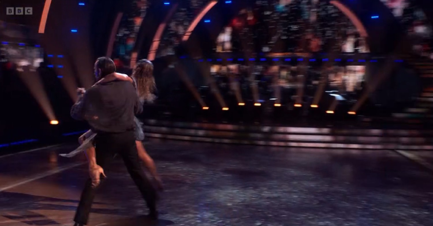 Pete lifting Jowita on Strictly