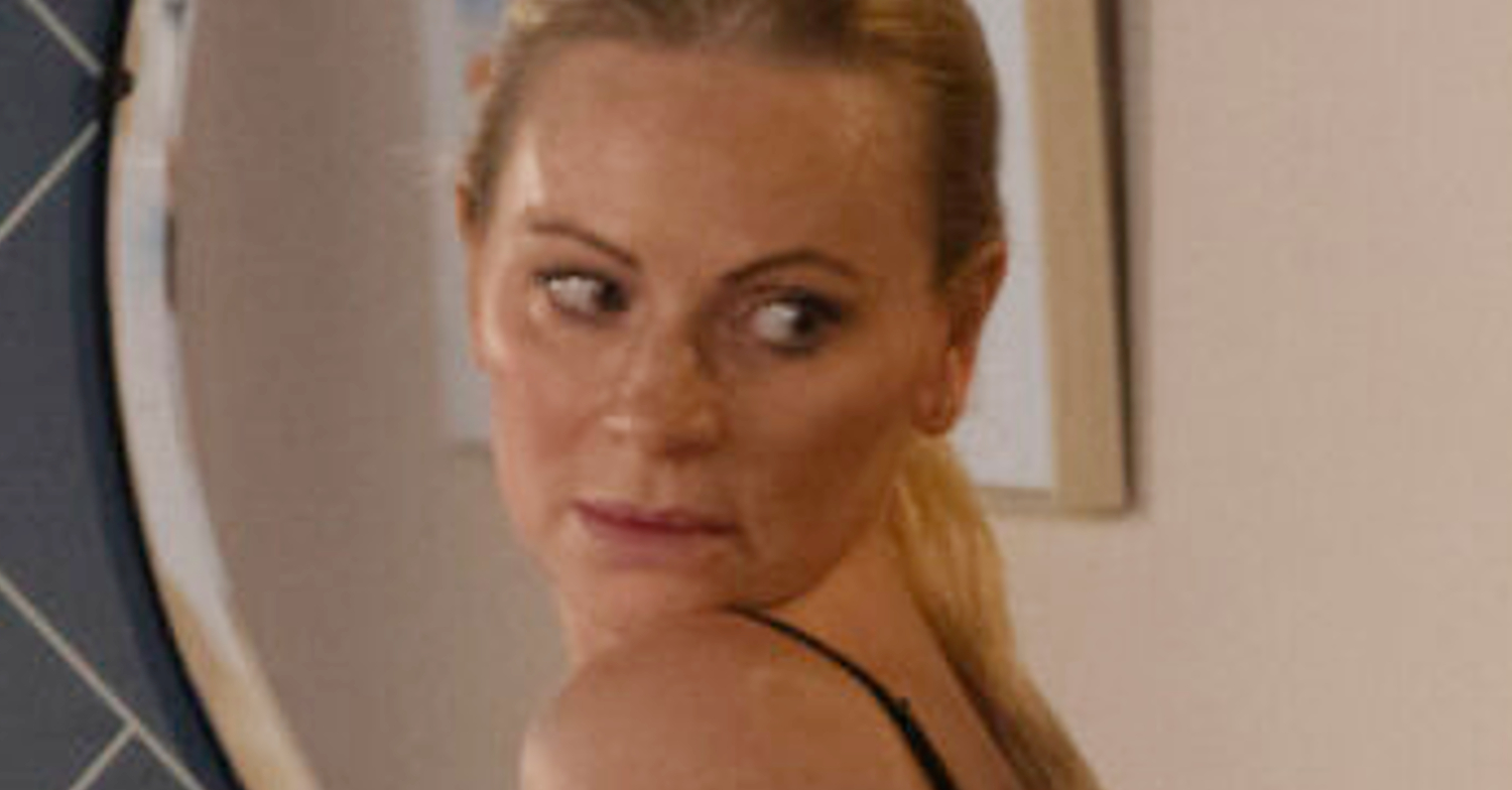 Coronation Street's Lisa is staring into the mirror