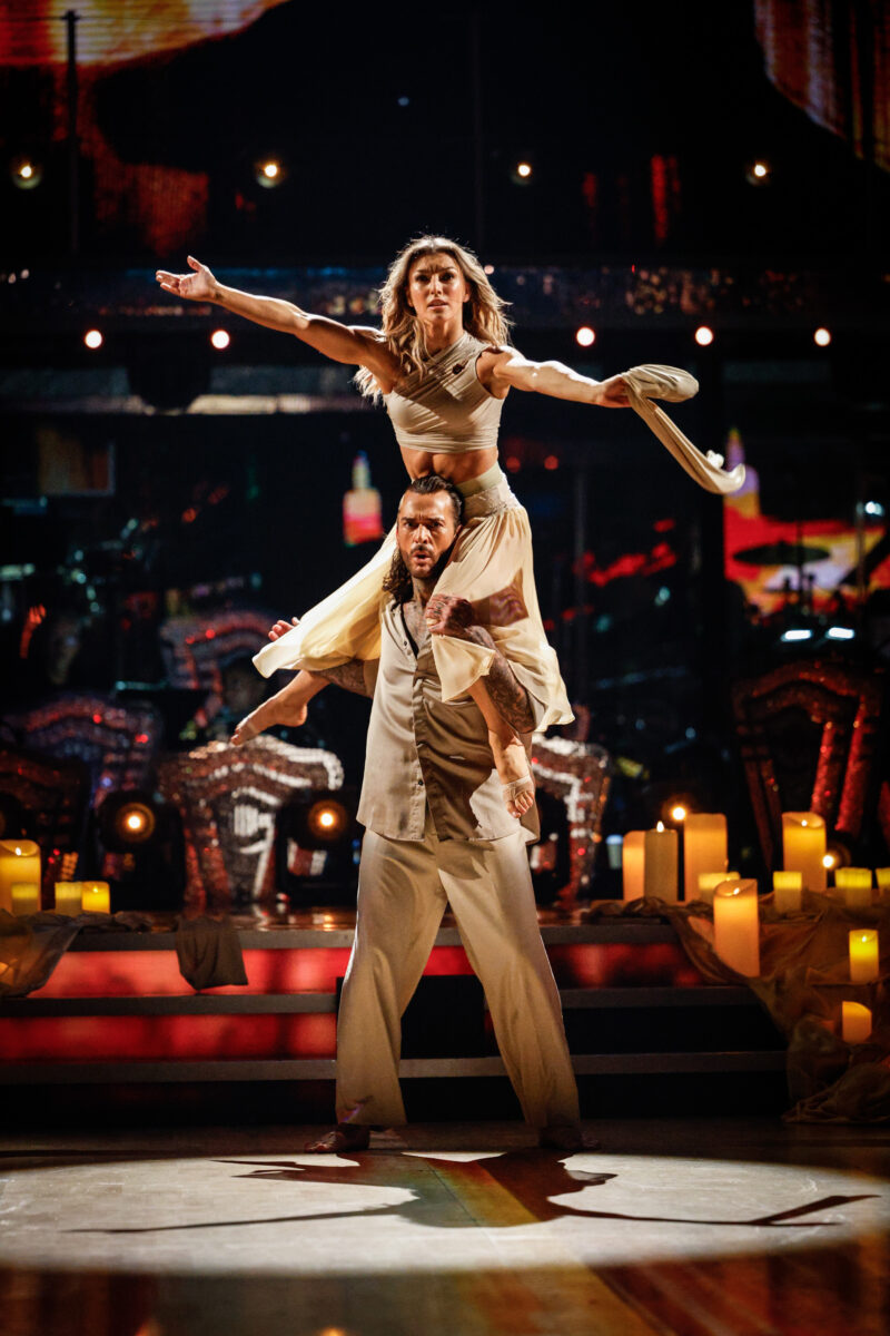 Jowita Przystal and Pete Wicks dancing on Strictly