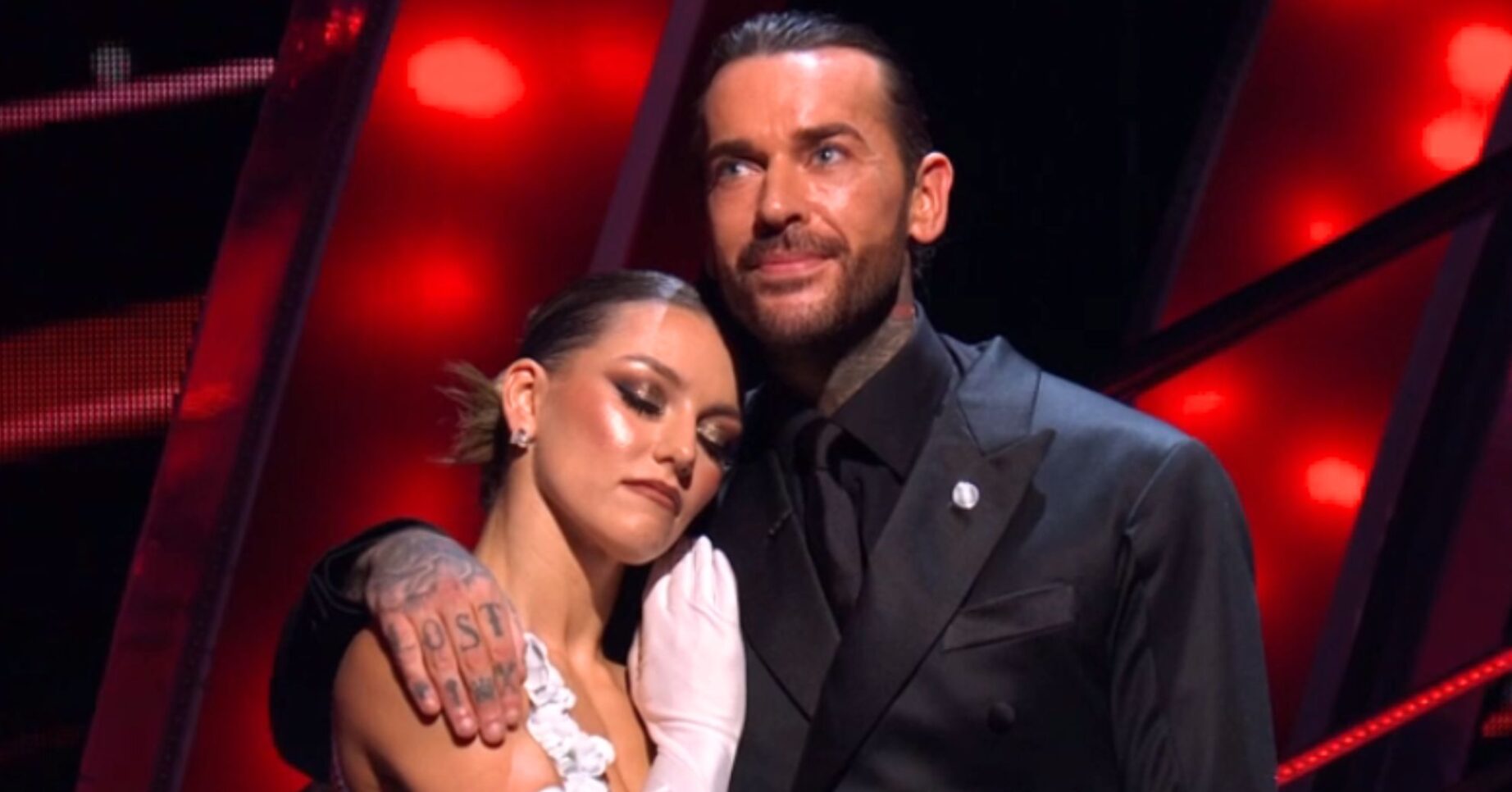 Jowita Przystał and Pete Wicks during Strictly results show