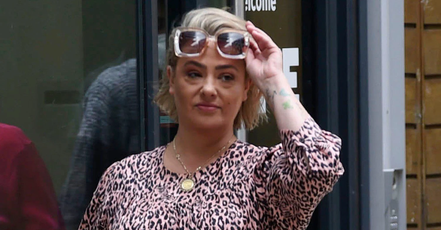 Lisa Armstrong wearing sunglasses 
