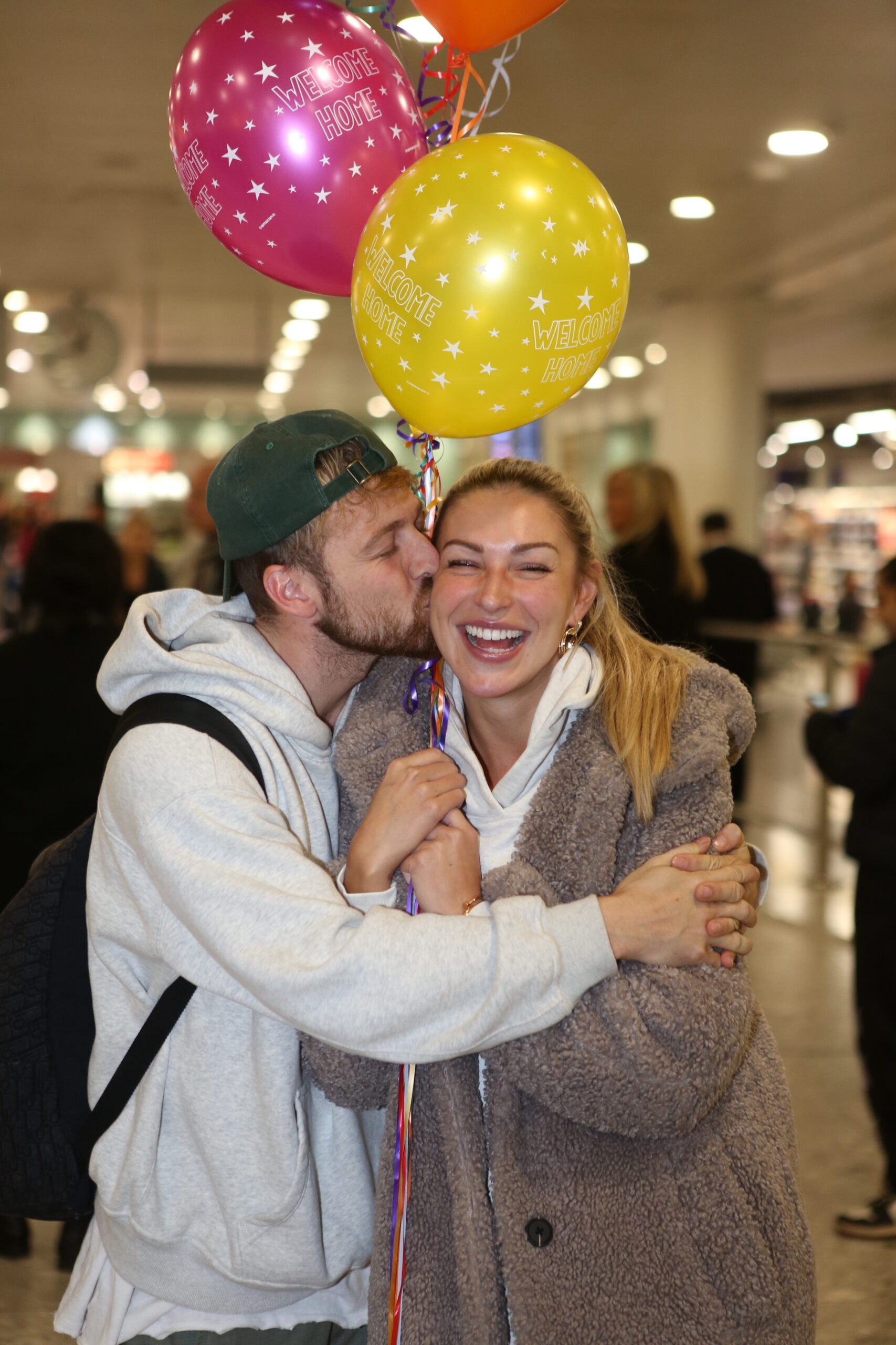Sam Thompson kisses Zara McDermott on the cheek 
