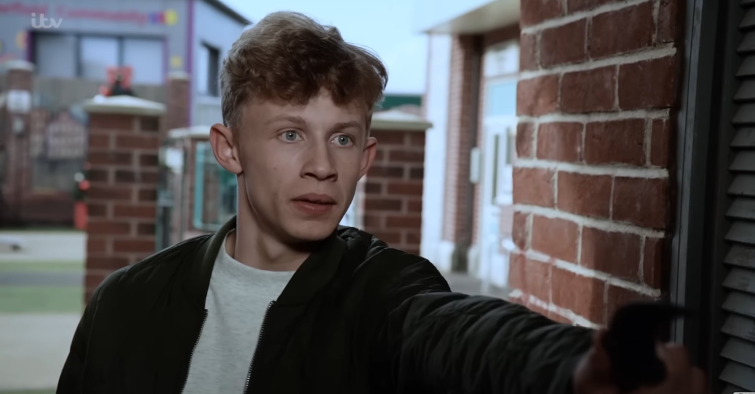 Dylan pulls a knife on Coronation Street