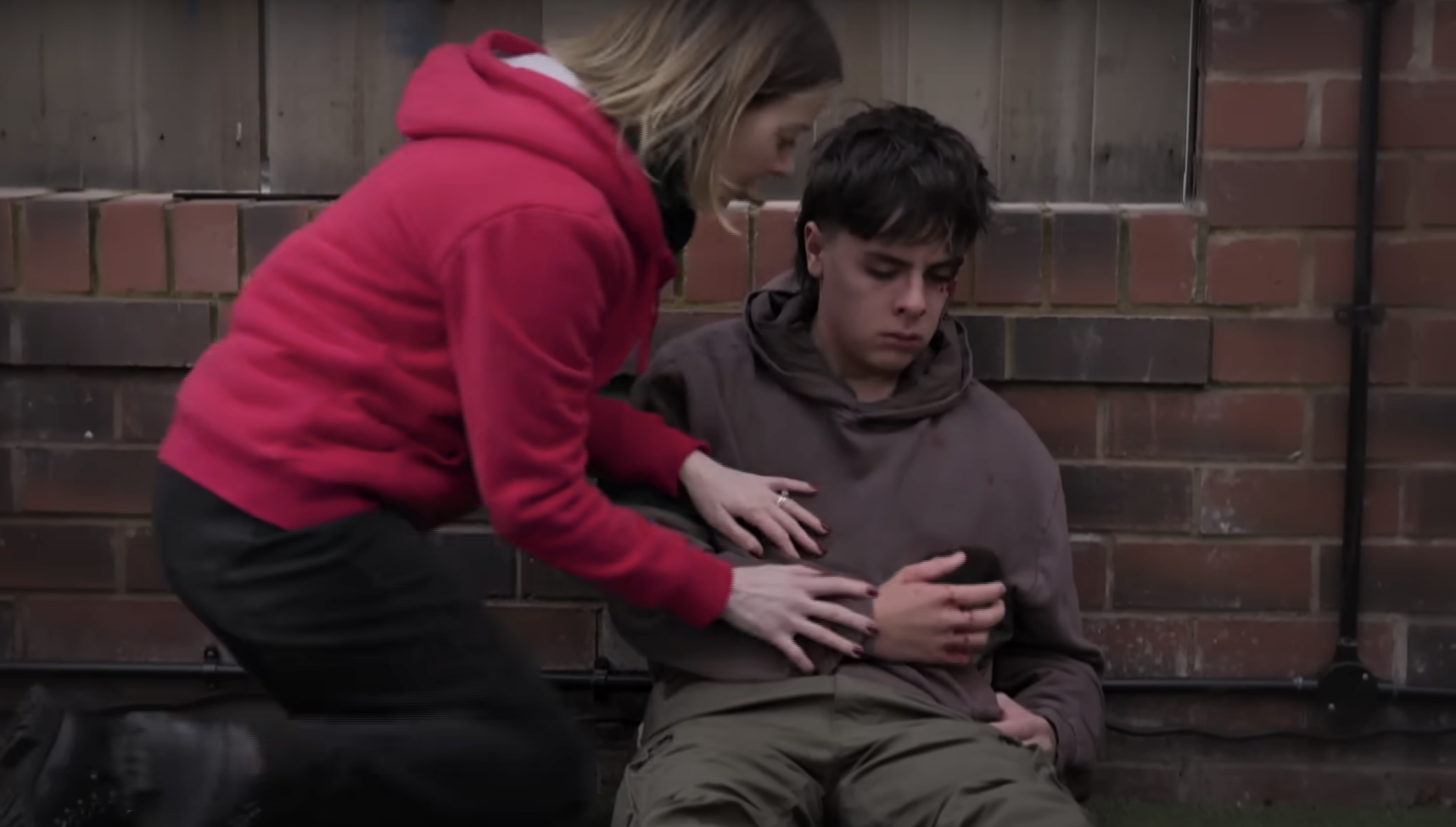 Abi tries to help Mason after he was stabbed