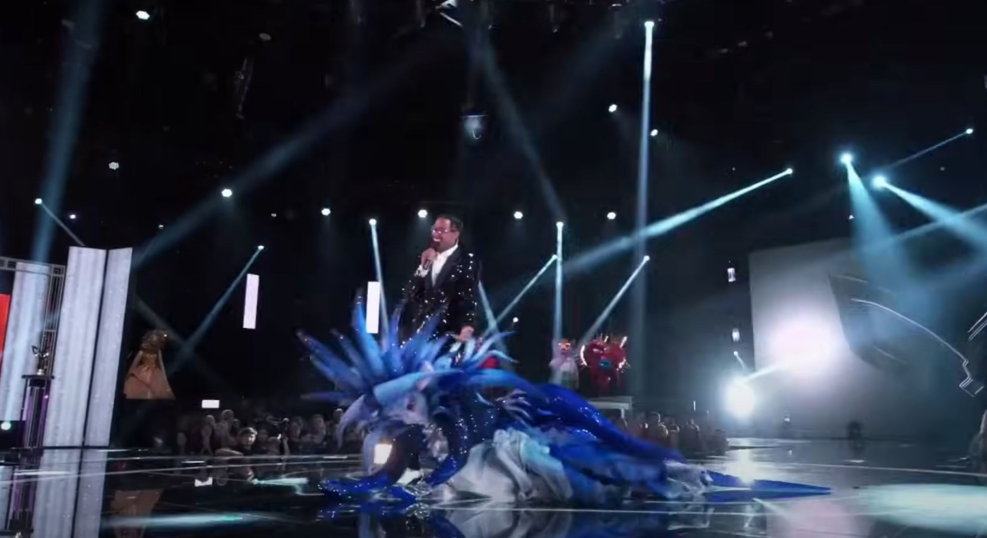 Macy falling over on The masked Singer