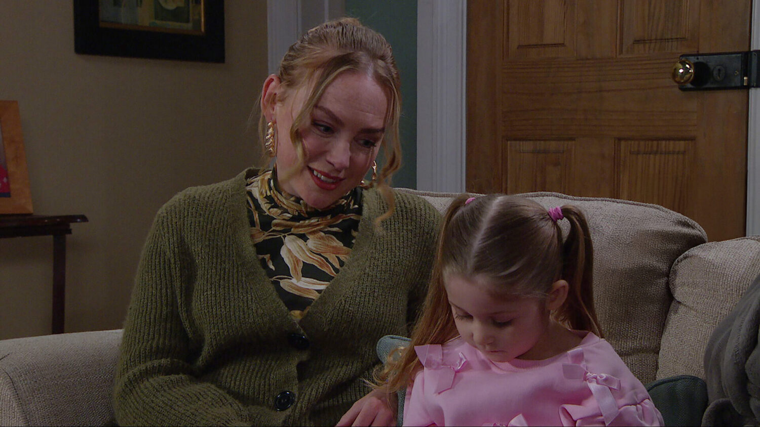 Amy chats to Frankie (Credit: ITV)