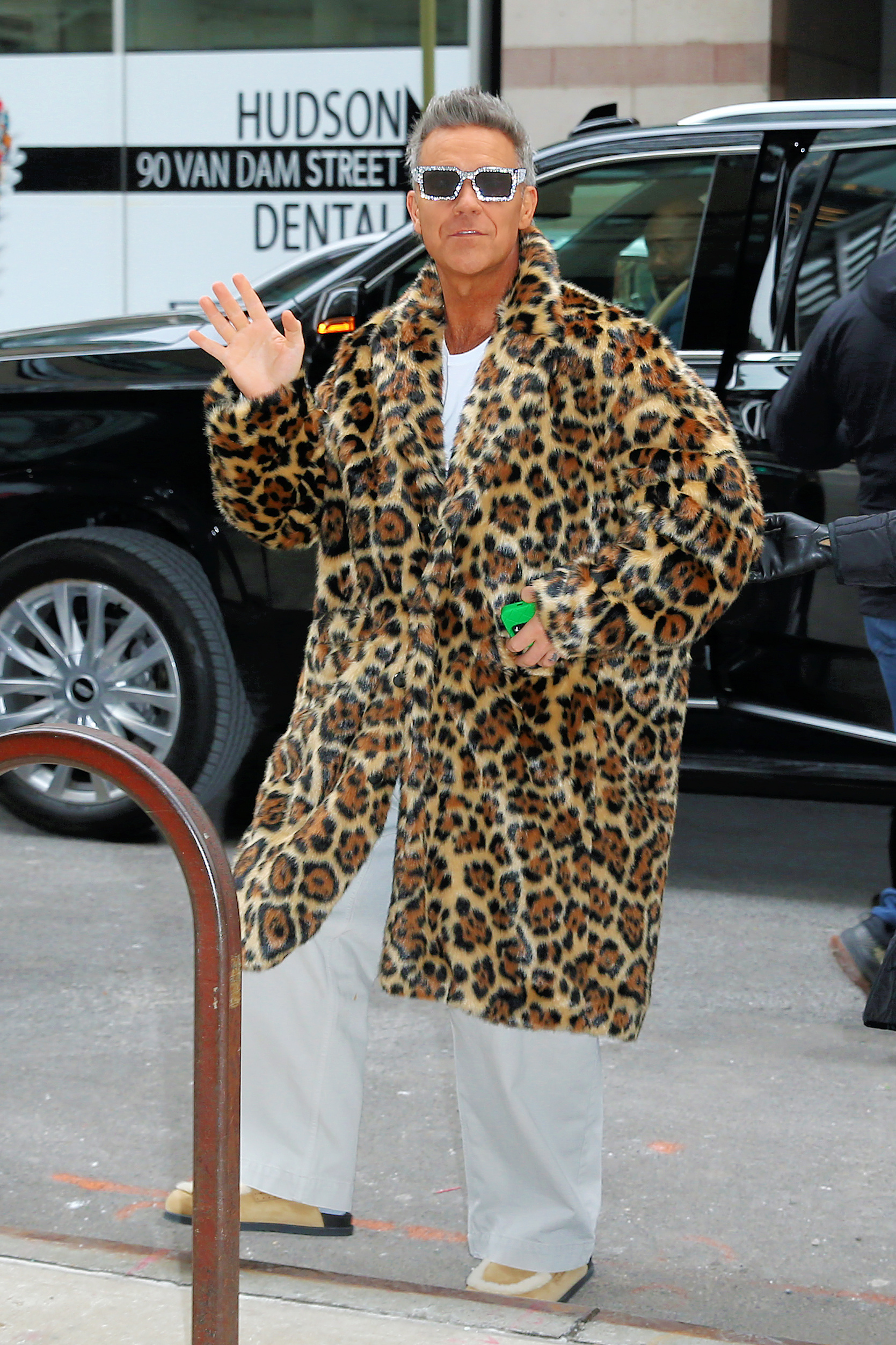 Robbie Williams waving