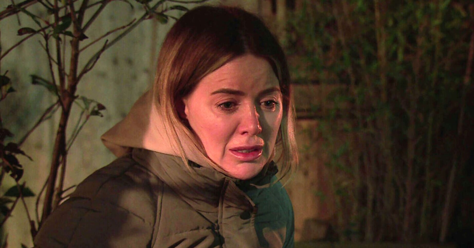 Abi is upset and crying on Corrie (Credit: ITV/Composite: ED!)