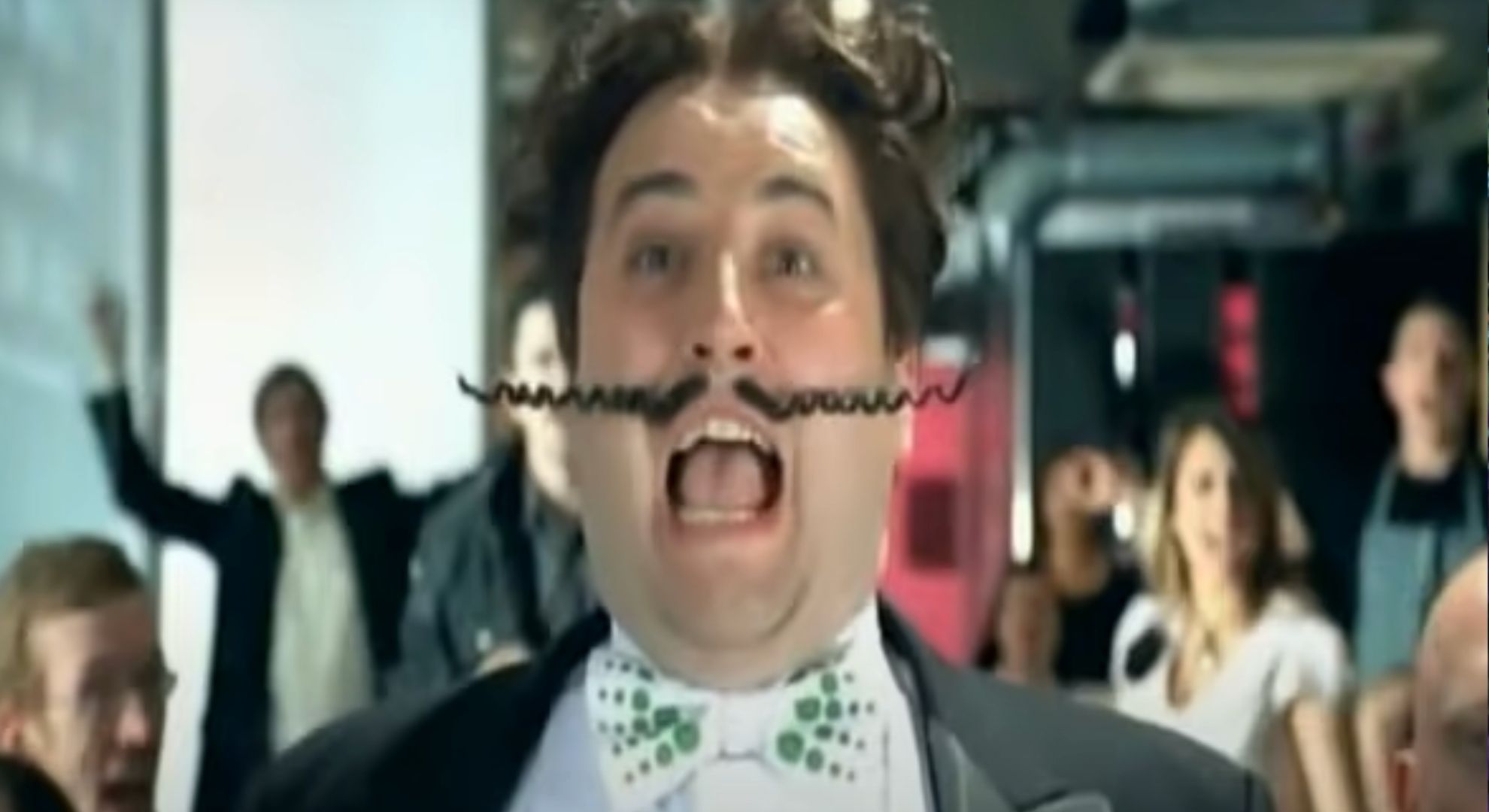Wynne Evans singing on the Go Compare advert