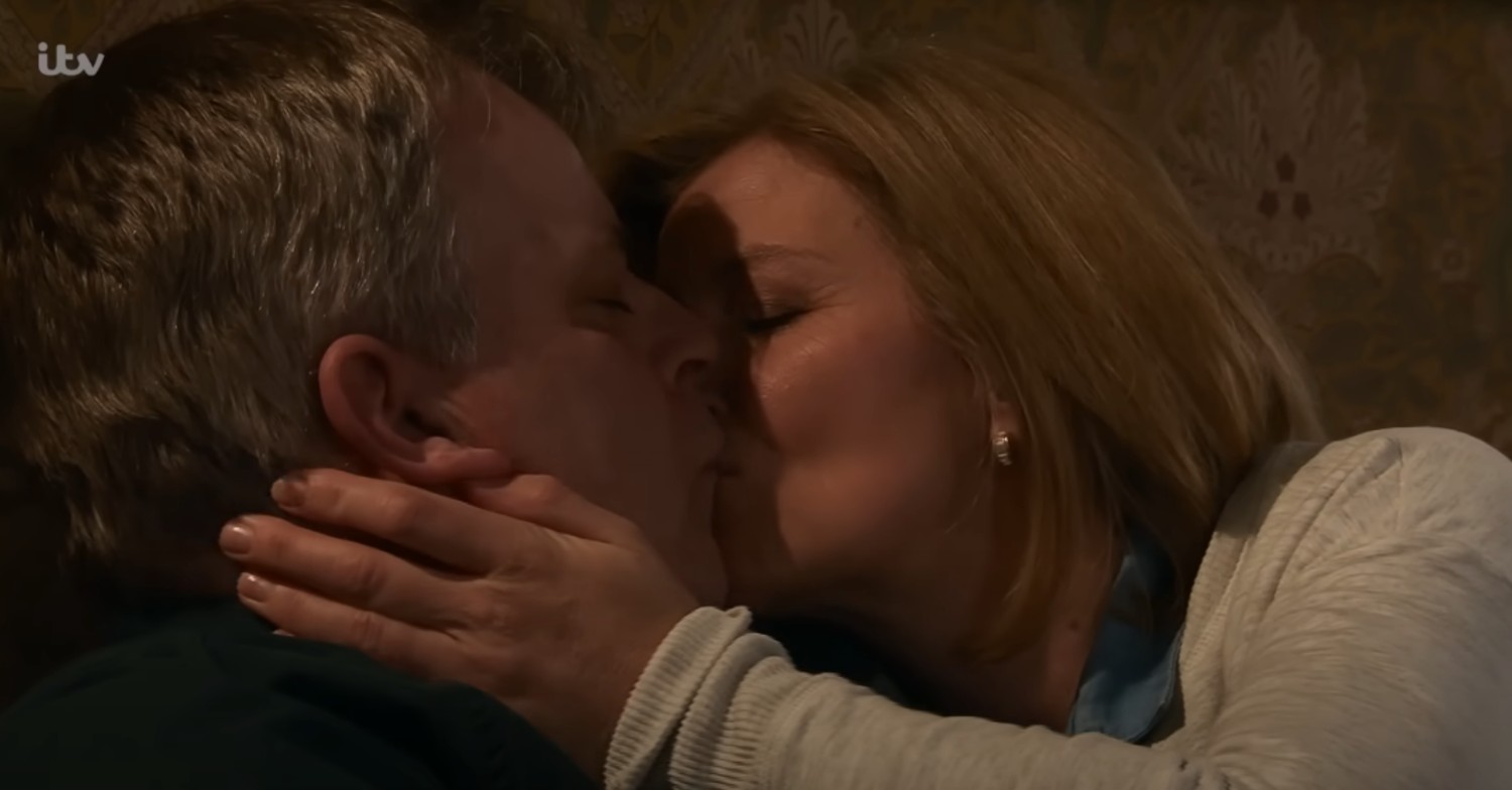 Steve and Leanne snog on Corrie