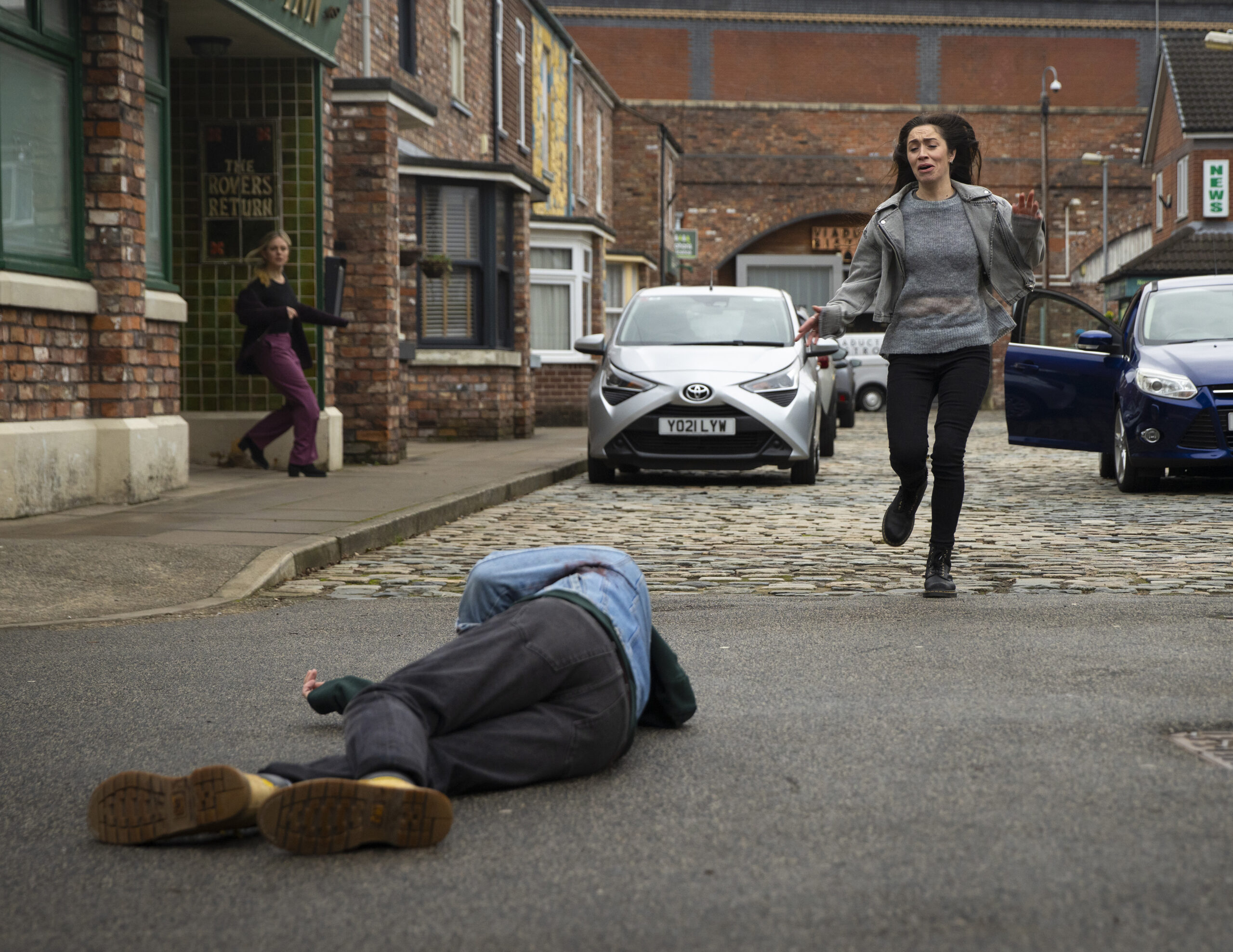 Coronation Street's Shona running up to David lying in the road