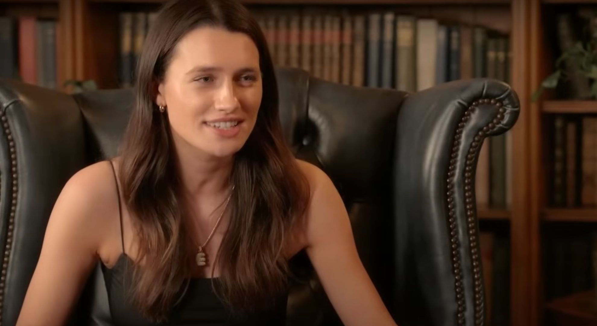 Elen Wyn looking front