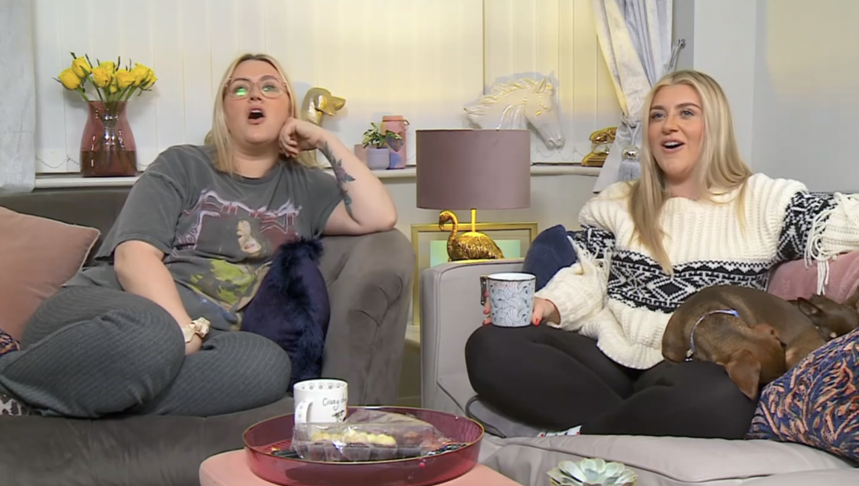 Ellie and Izzi Warner on Gogglebox sofa 