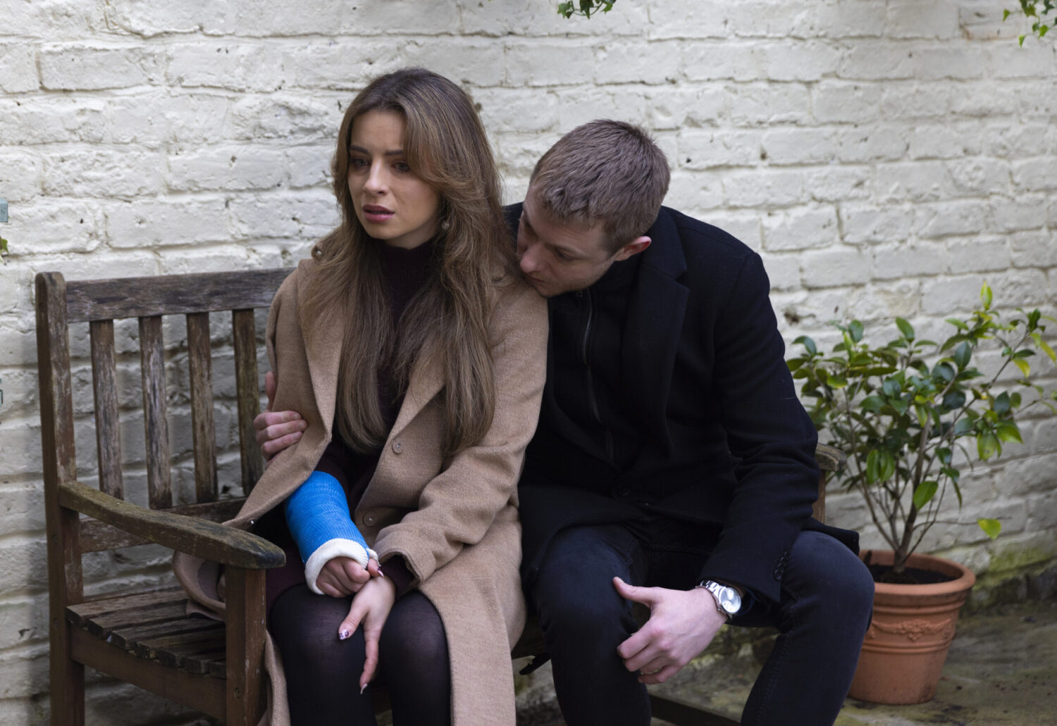Coronation Street's Daniel and Daisy upset on pub bench