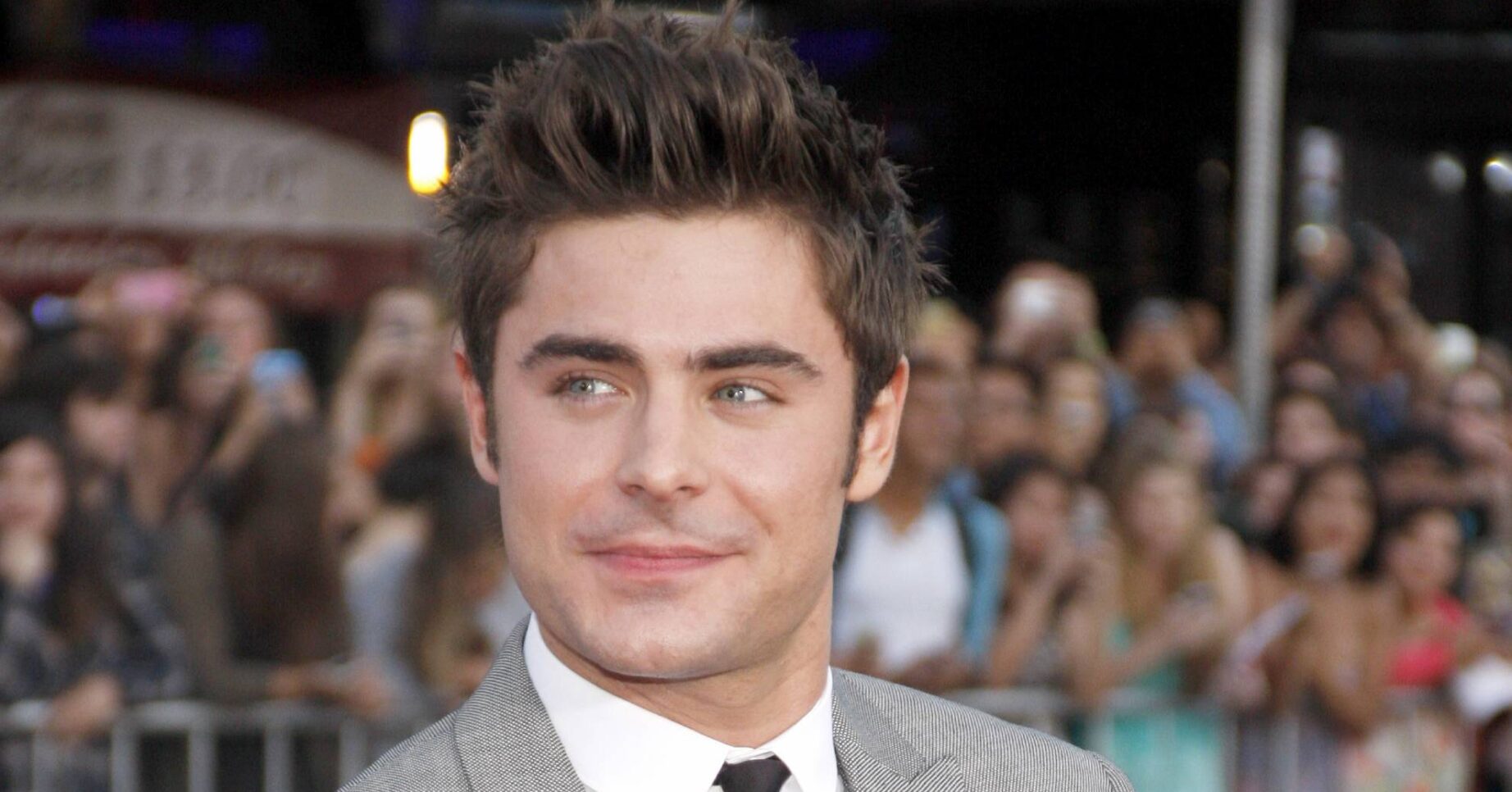 Zac Efron smiles in 2014