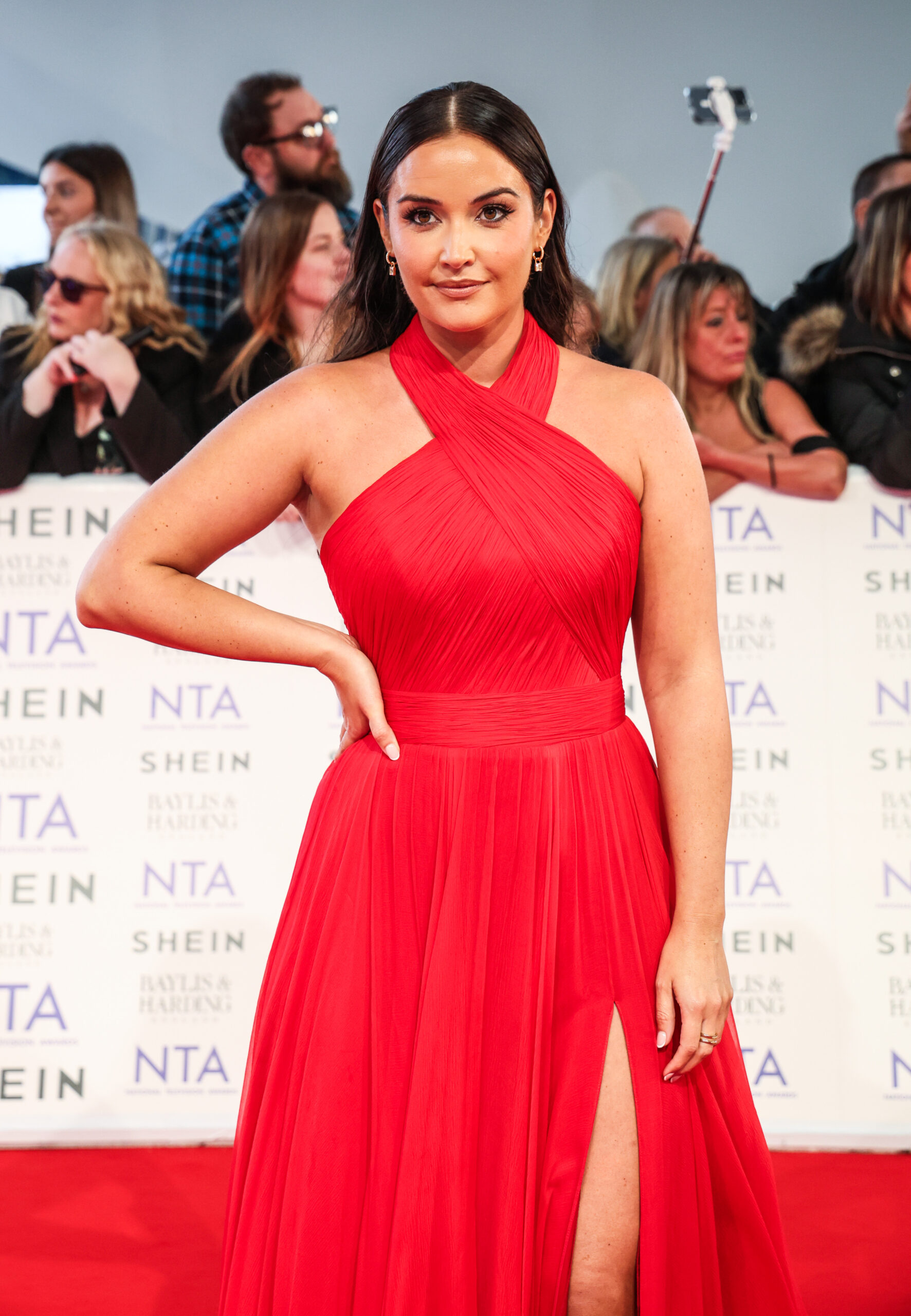 Jacqueline Jossa at red carpet ntas
