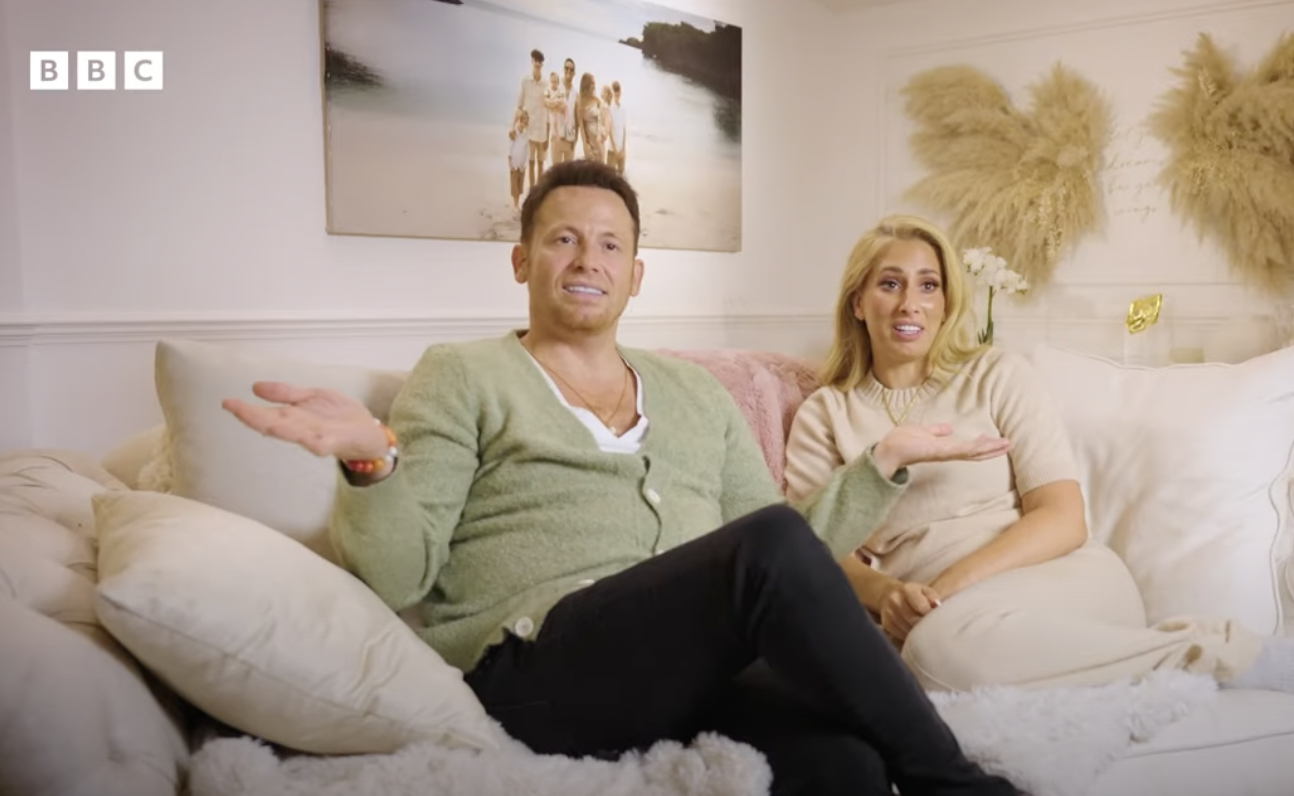 Joe Swash and Stacey Solomon talking on sofa