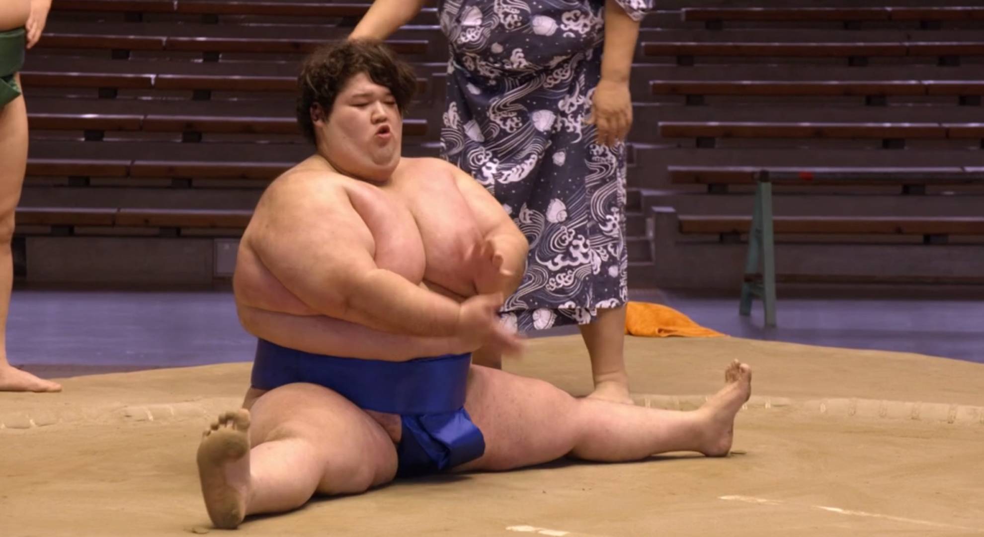 A sumo wrestler does the splits on Breaking Dad