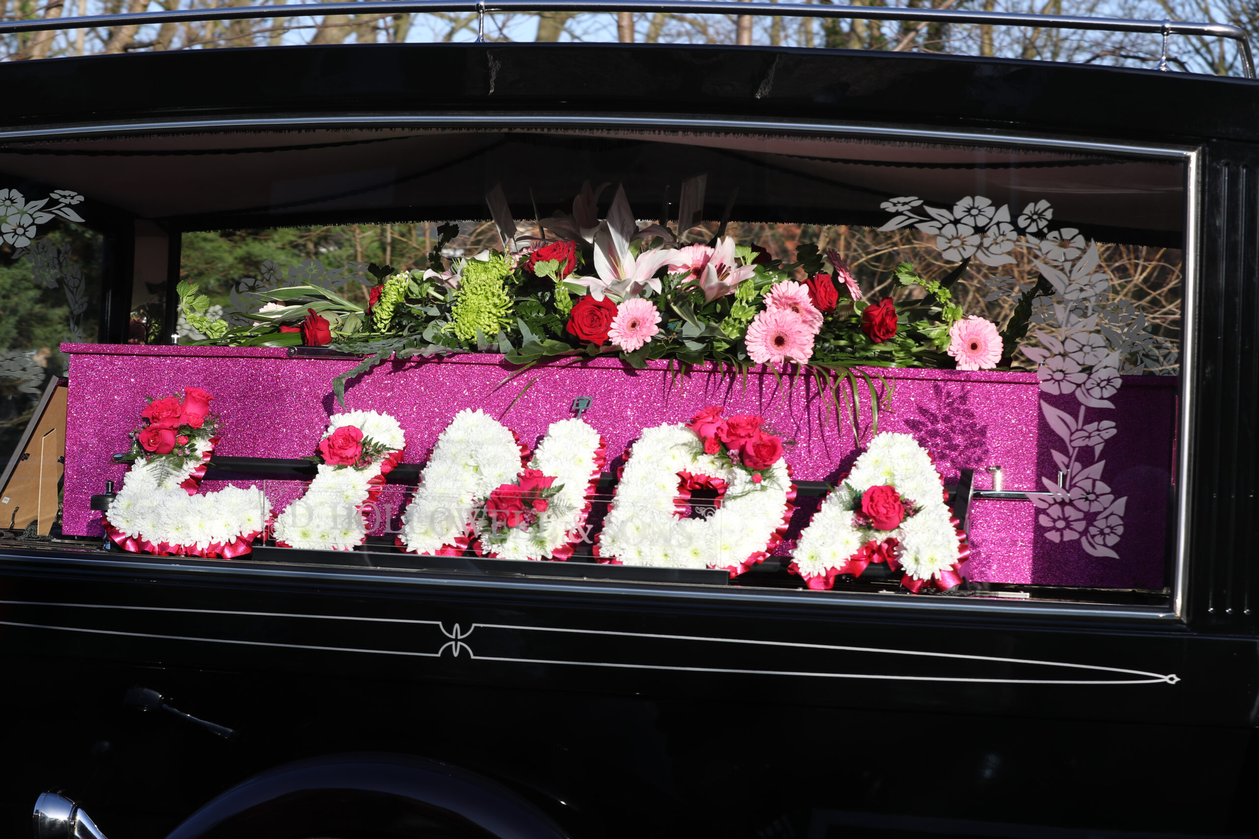 Linda Nolan coffin with flowers