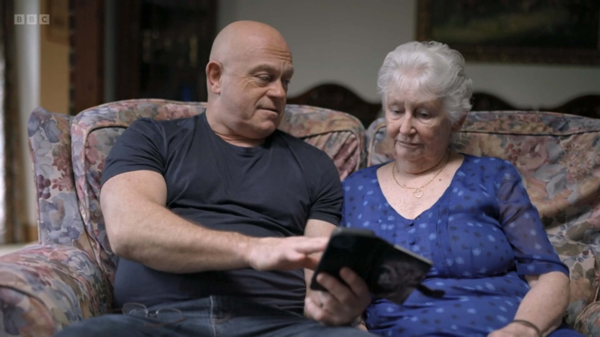 Ross Kemp speaking to his mum on Who Do You Think You are?