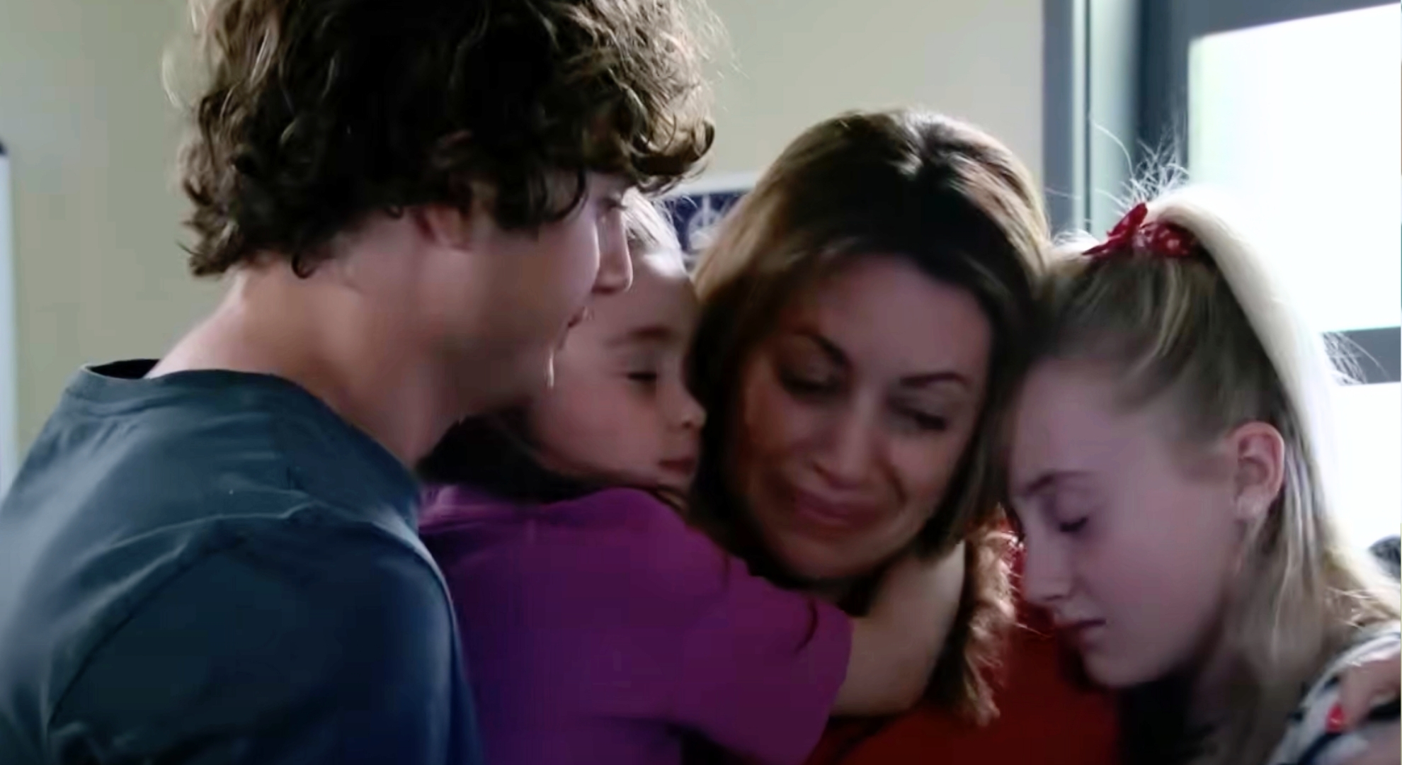 Coronation Street's Lou hugging kids in prison