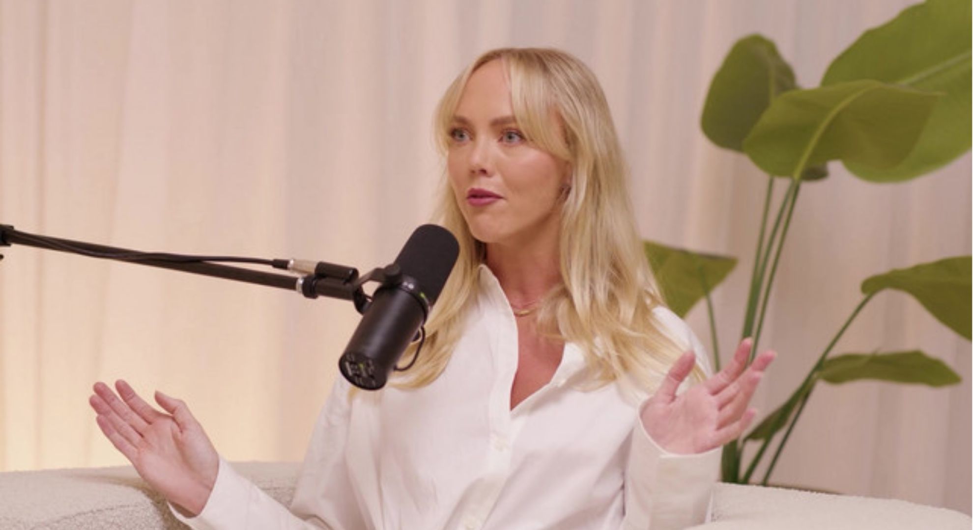 Annie Knight talking