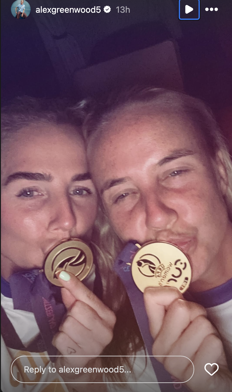 Alex Greenwood and Beth Mead kissing their medals 