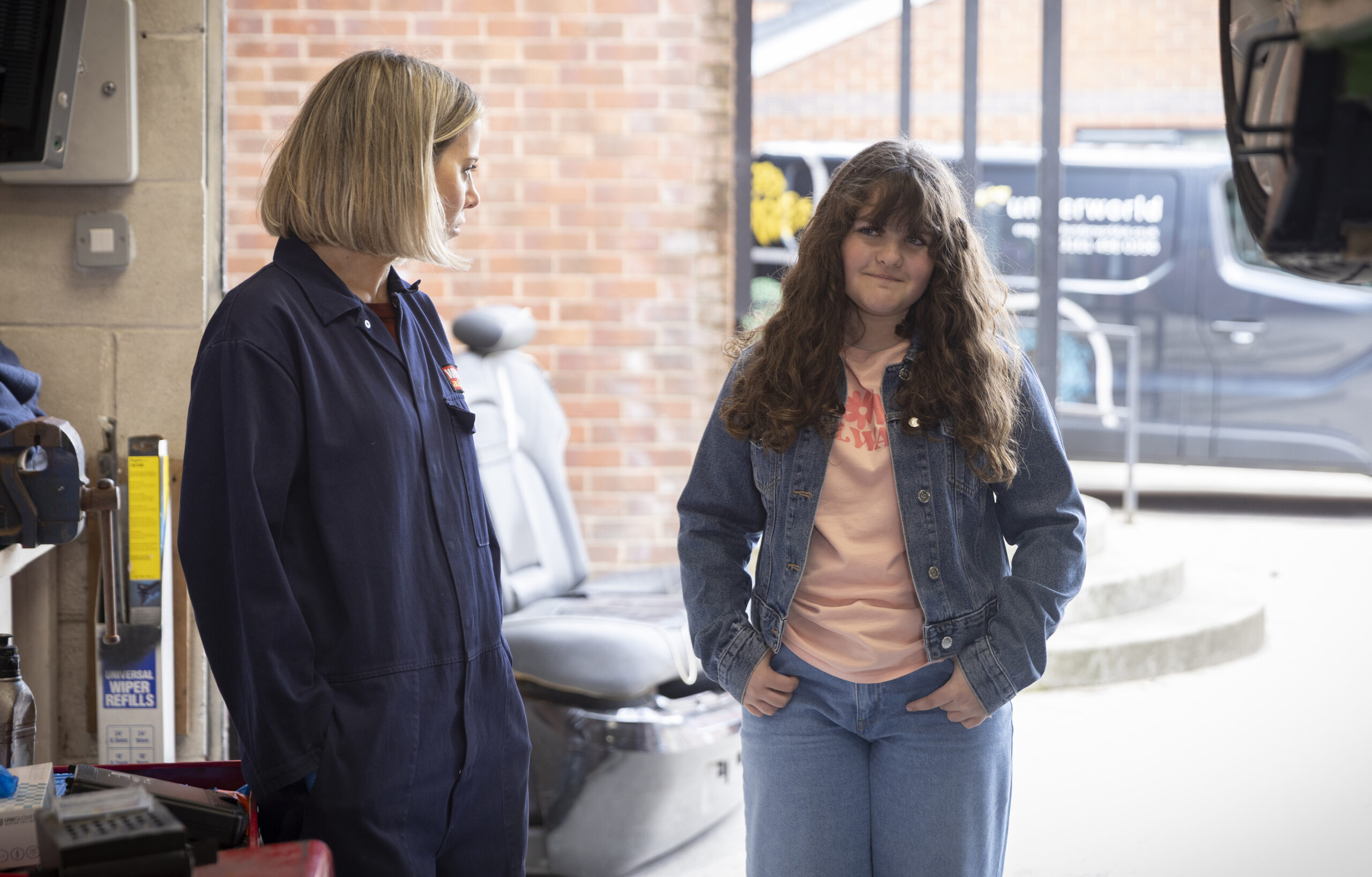 Abi talks to Hope on Corrie