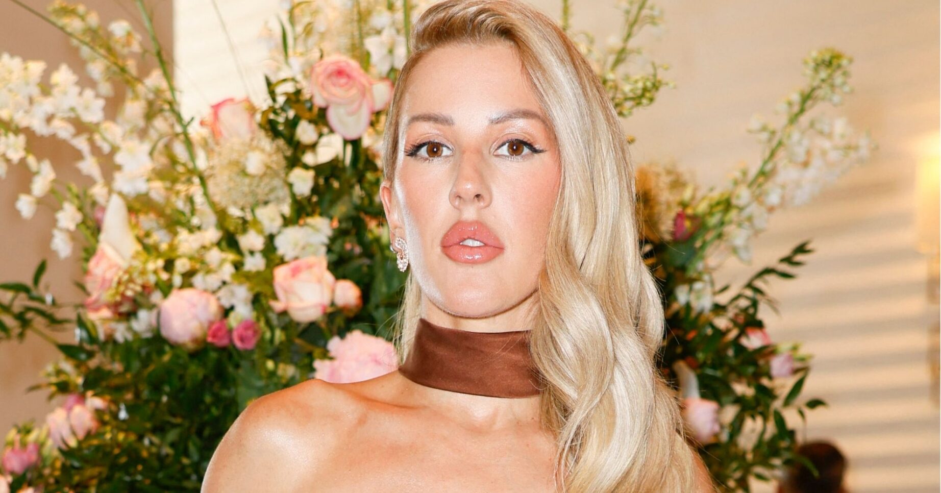 Ellie Goulding looking in front