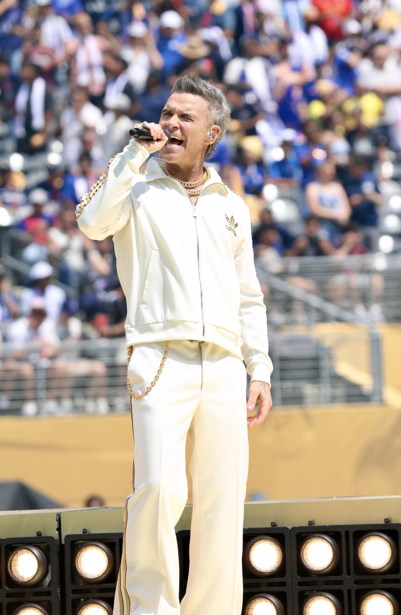 Robbie Williams and Laura Pausini perform at the Chelsea vs PSG Finals at FIFA Club World Cup 2025