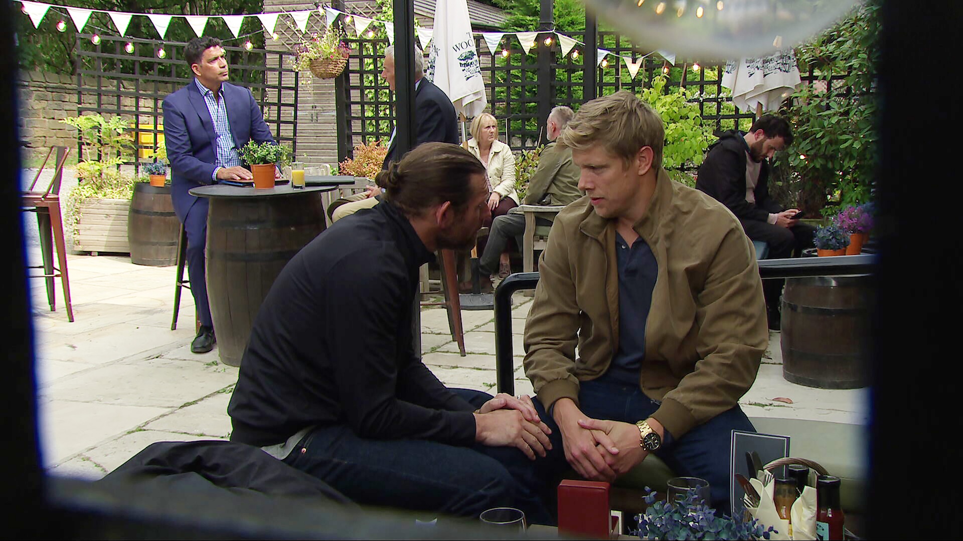 Kev coming between Robert and Aaron is a big no (Credit: ITV)