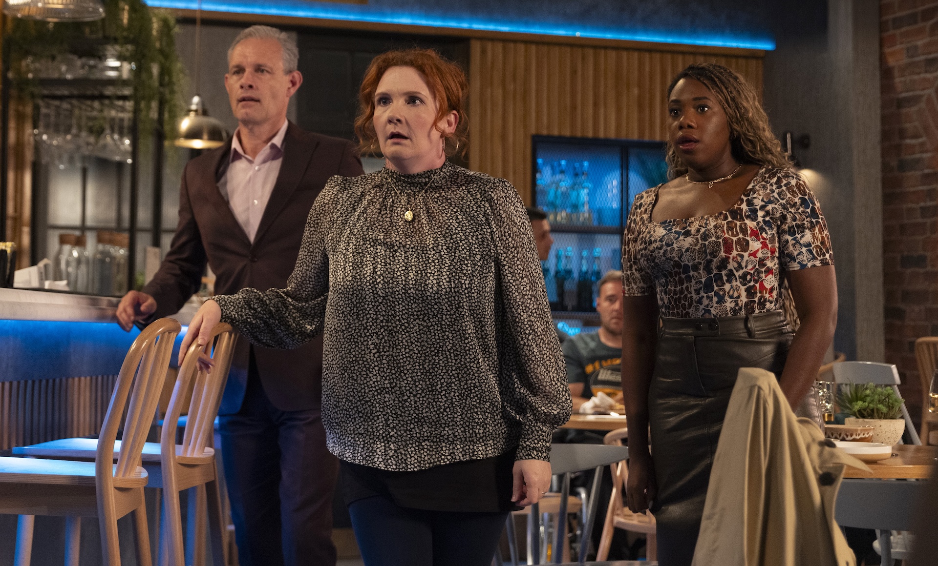 Fiz's bag is stolen in Coronation Street