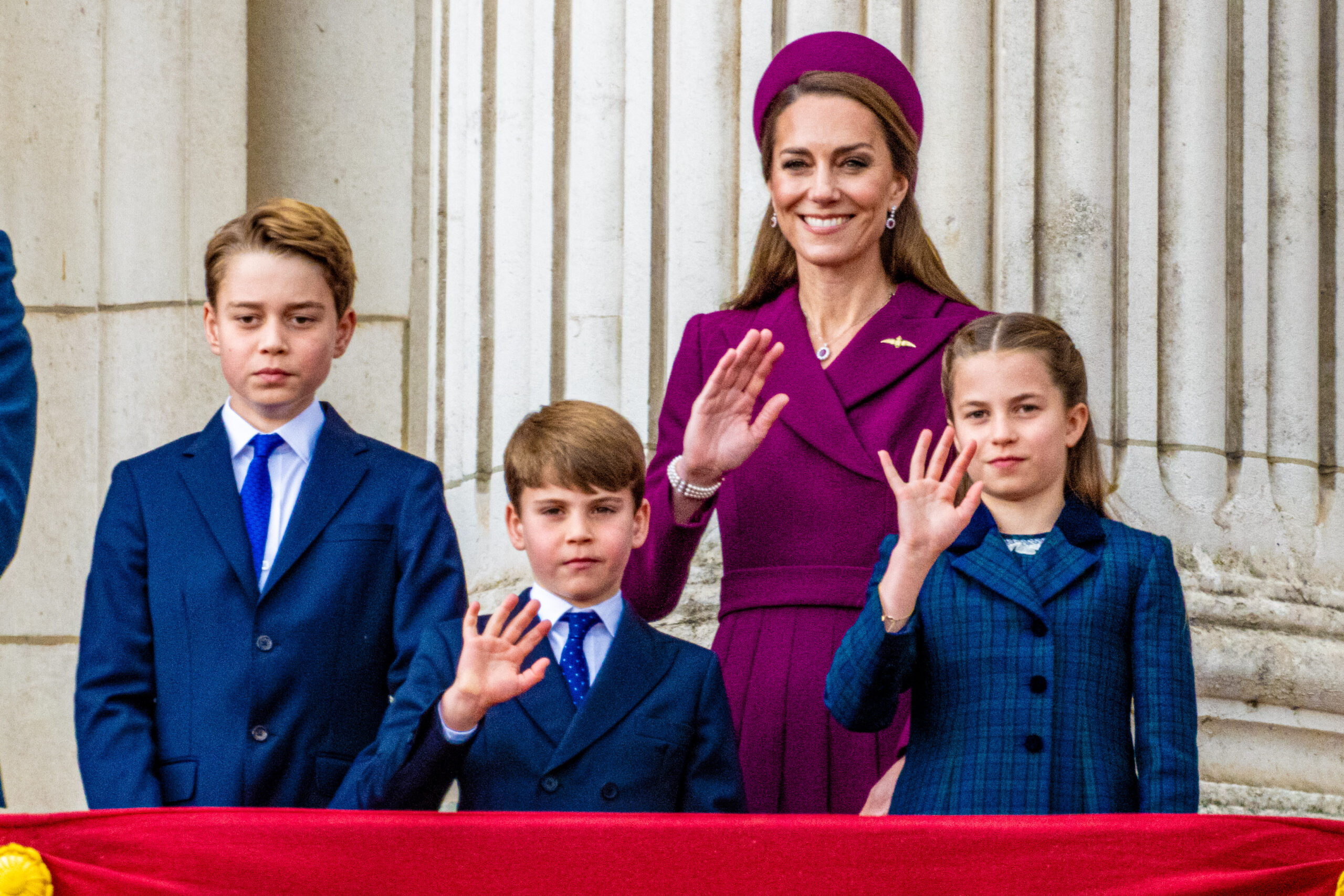 Kate Middleton with her children on palace balcony for VE Day