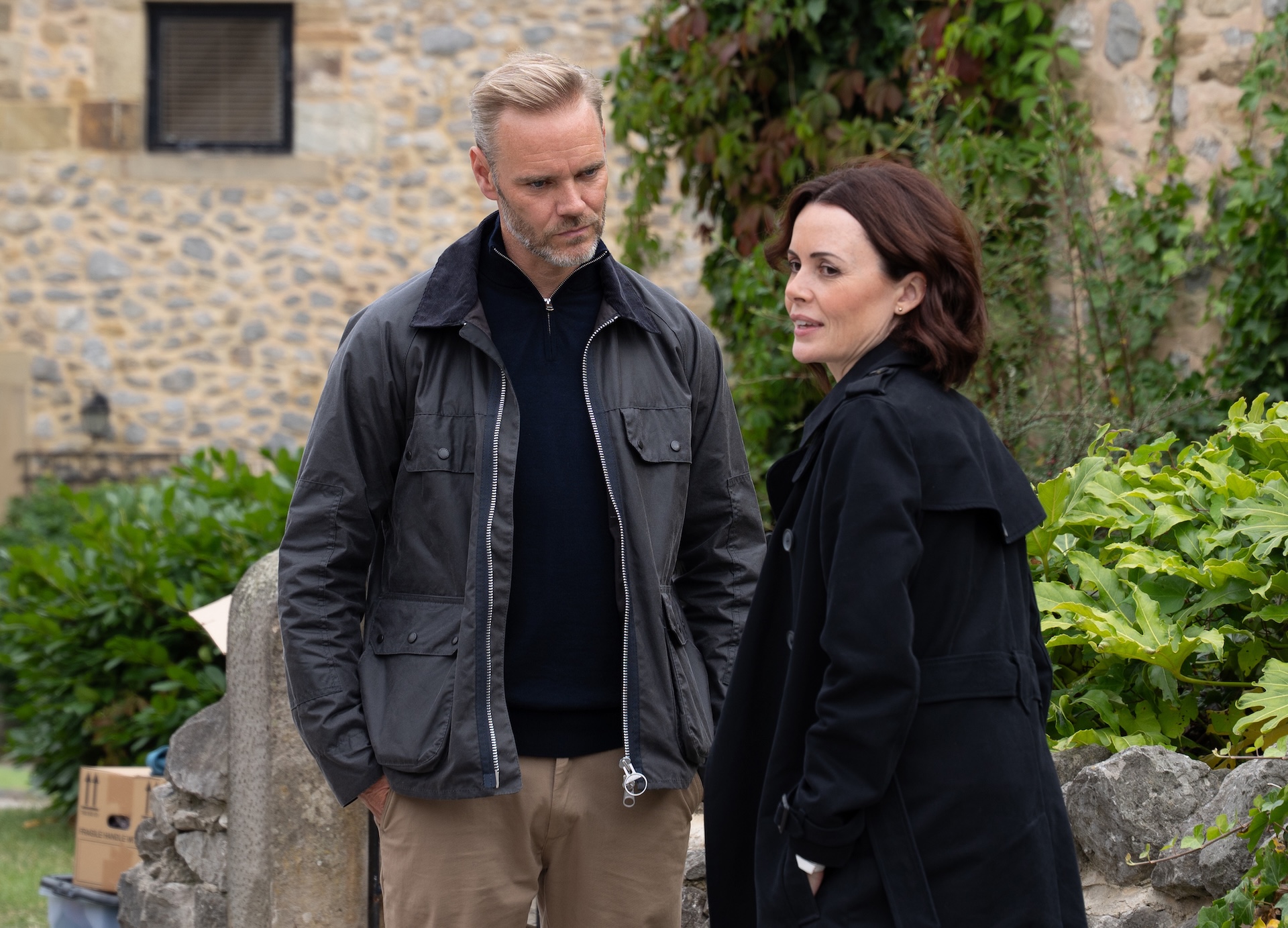 DS Carter talks to Ray in Emmerdale