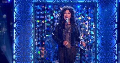 La Voix singing