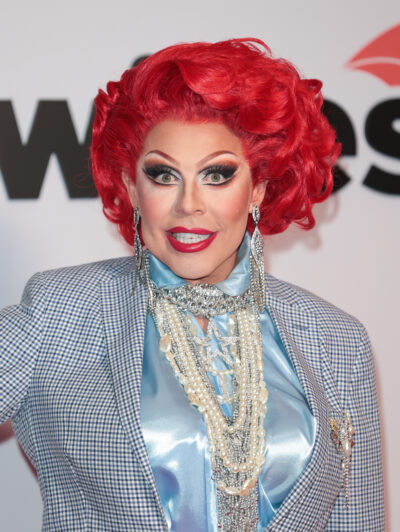 La Voix looking in front