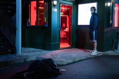 Oscar stands over Cindy's unconscious body