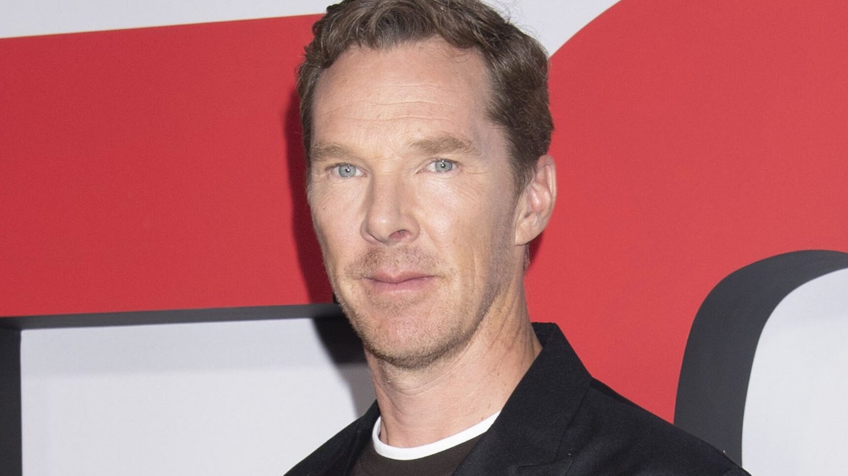 Benedict Cumberbatch poses on a red carpet