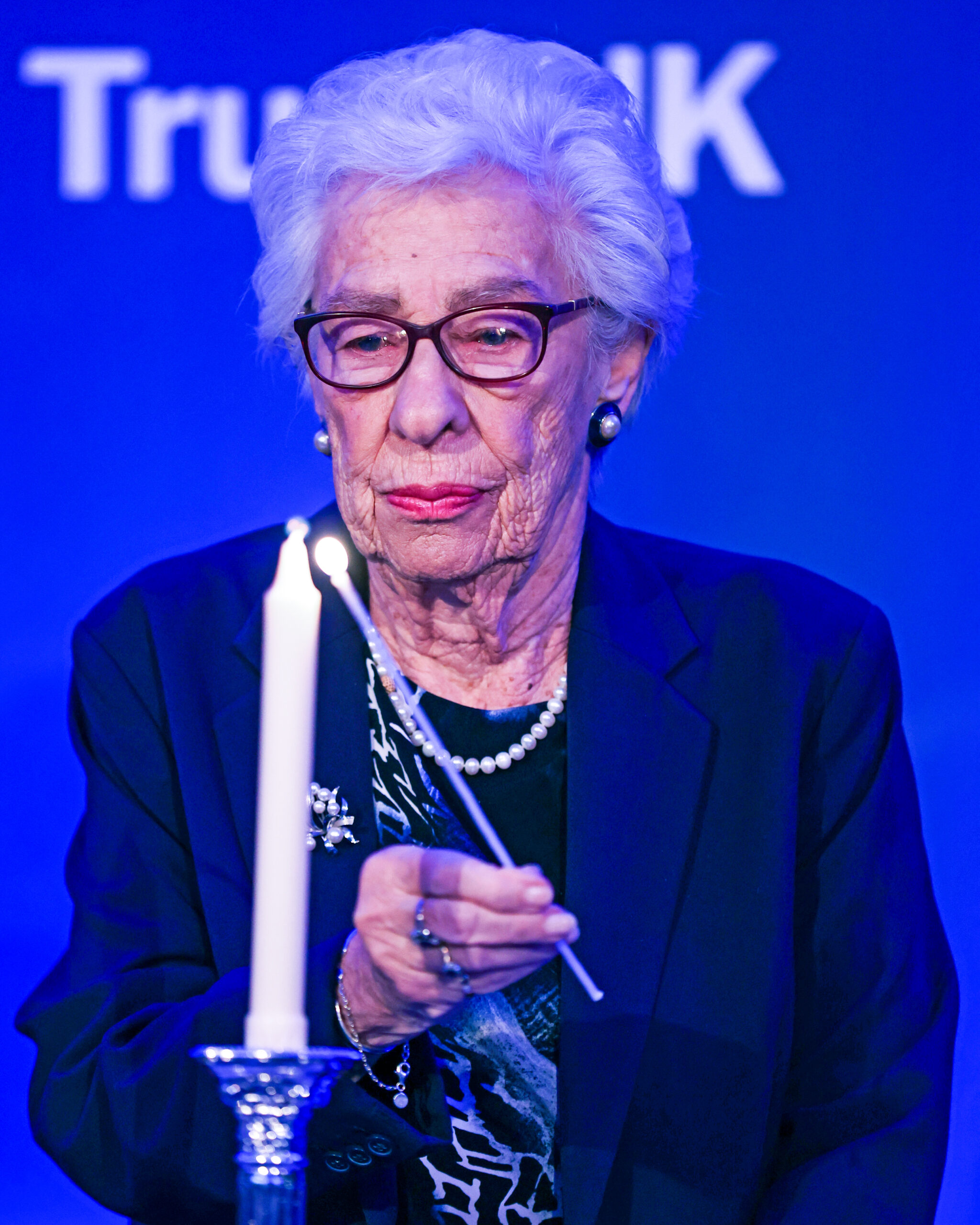 Eva Schloss lighting a candle