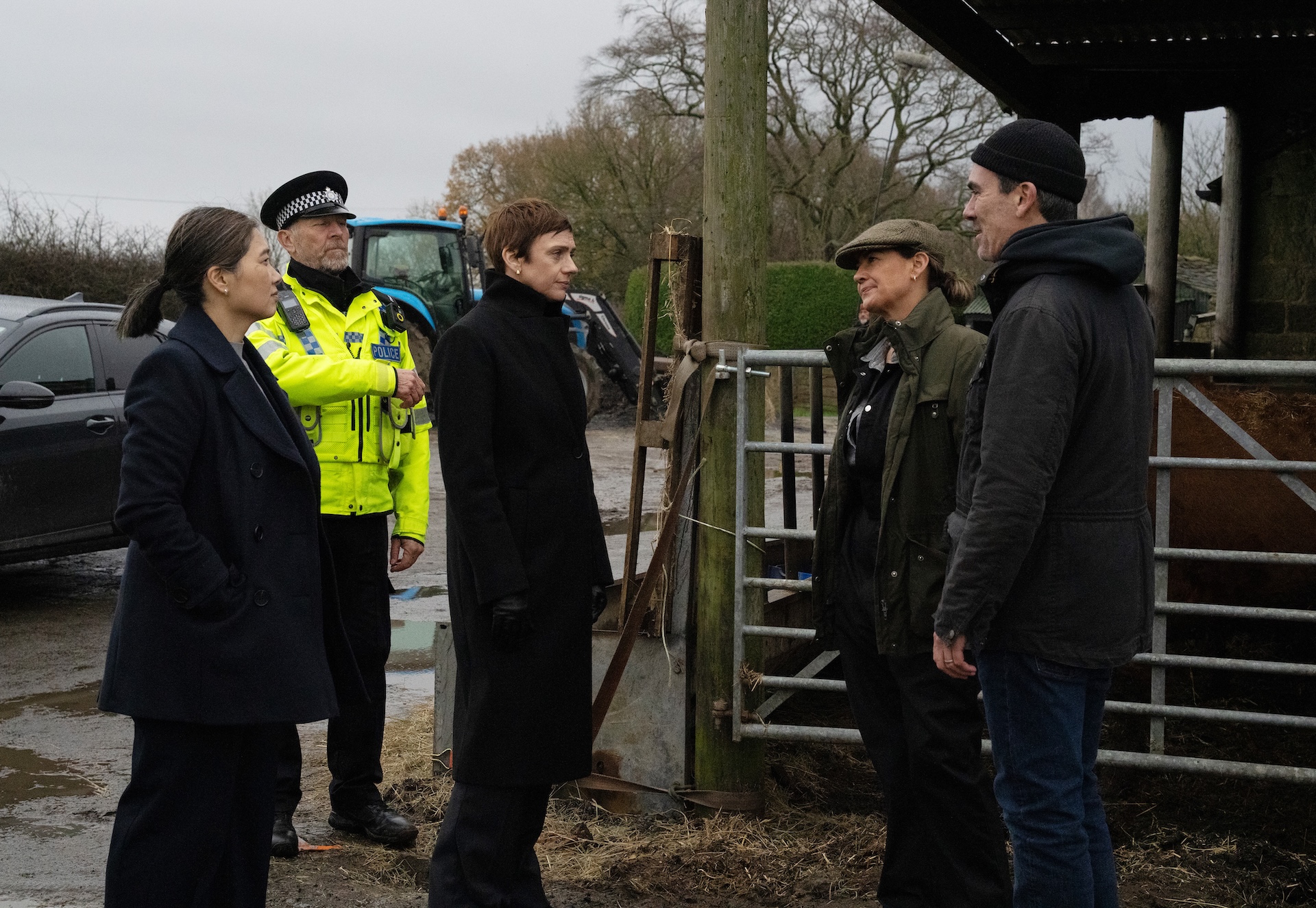 DS Walsh and the police talk to Cain and Moira at the farm in Emmerdale