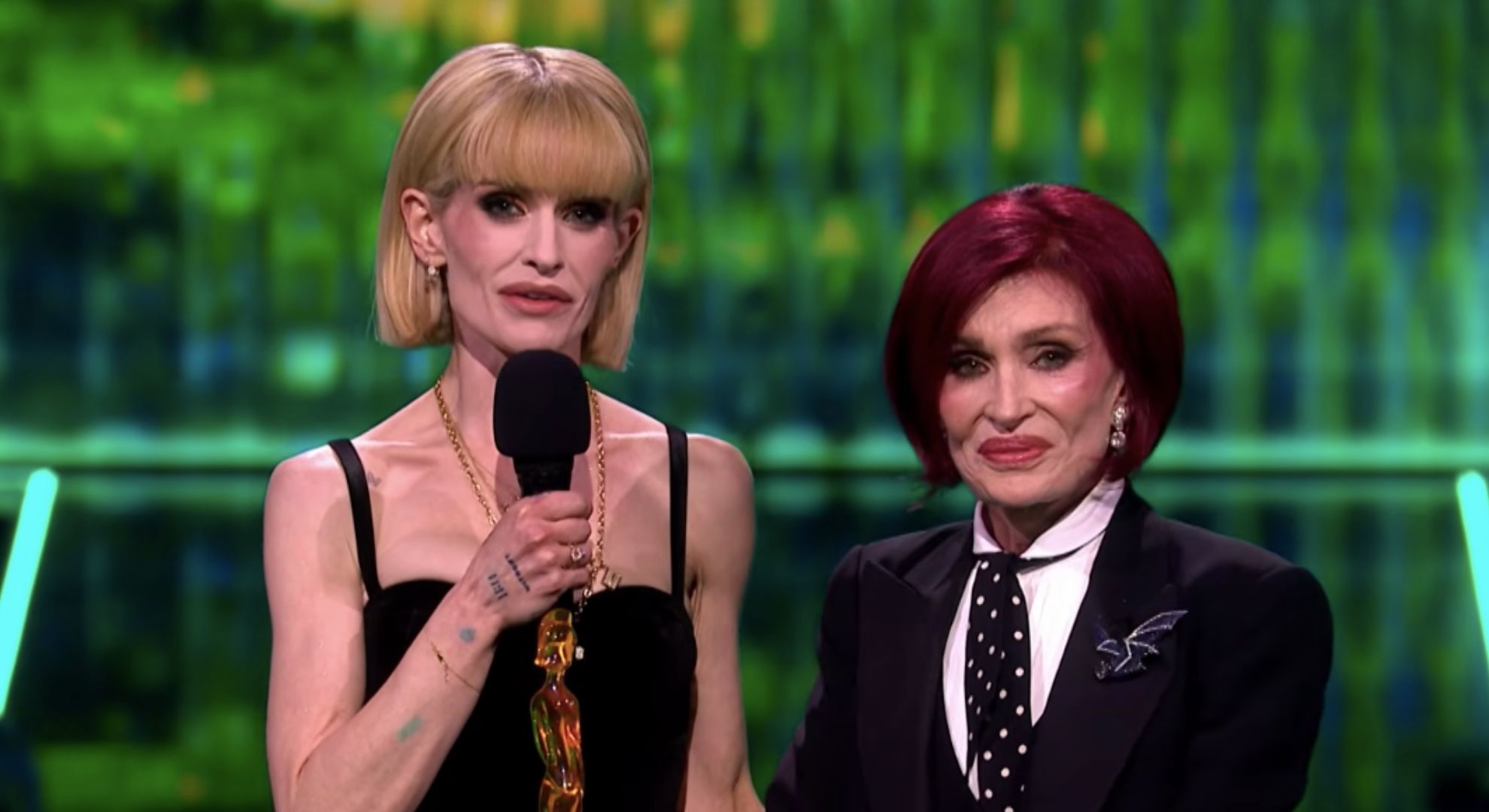 Kelly and Sharon Osbourne on stage at BRITS
